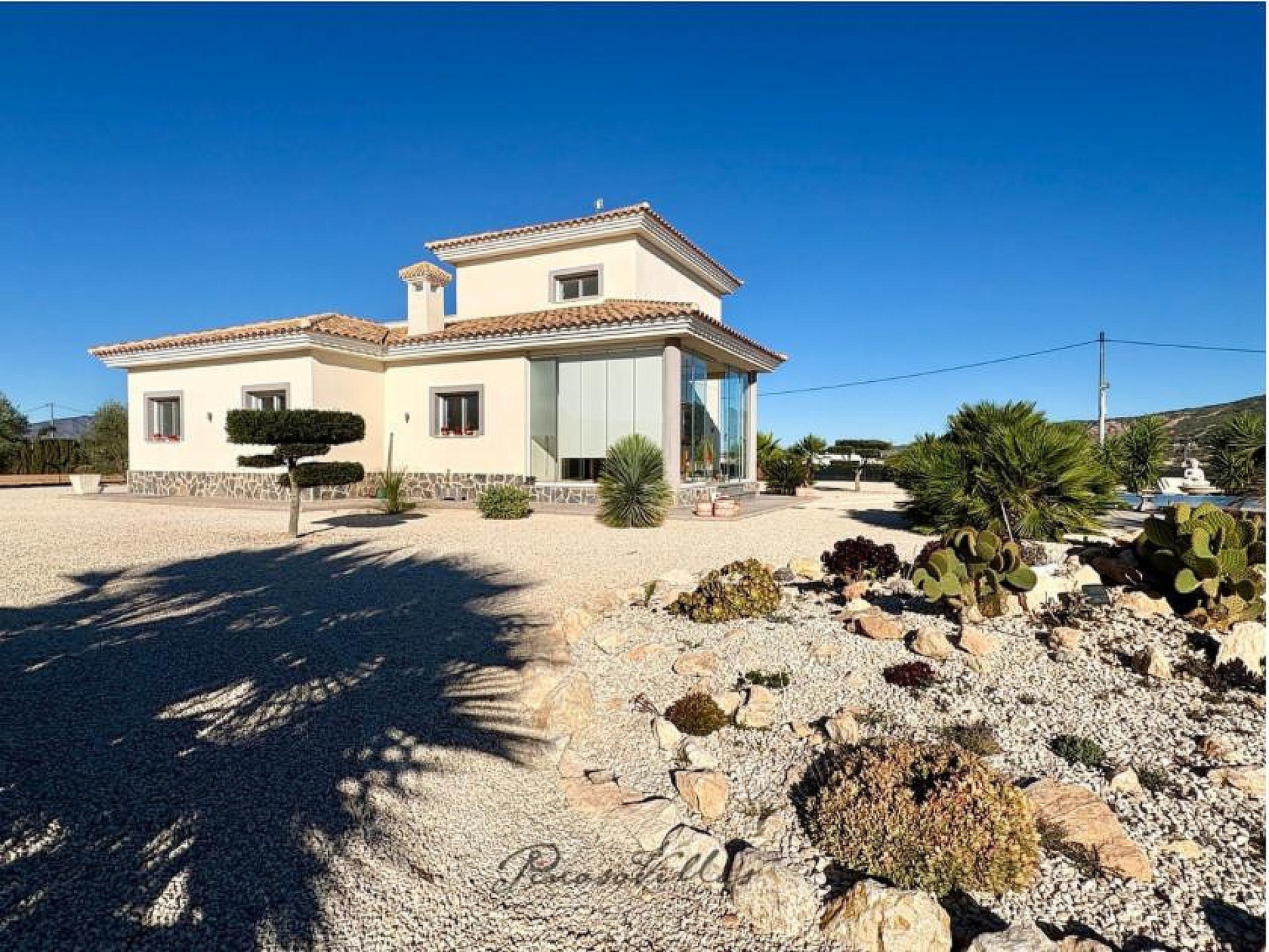 Resale - 4 Bedroom 4 Bathroom Villa in Pinoso -  - Alicante