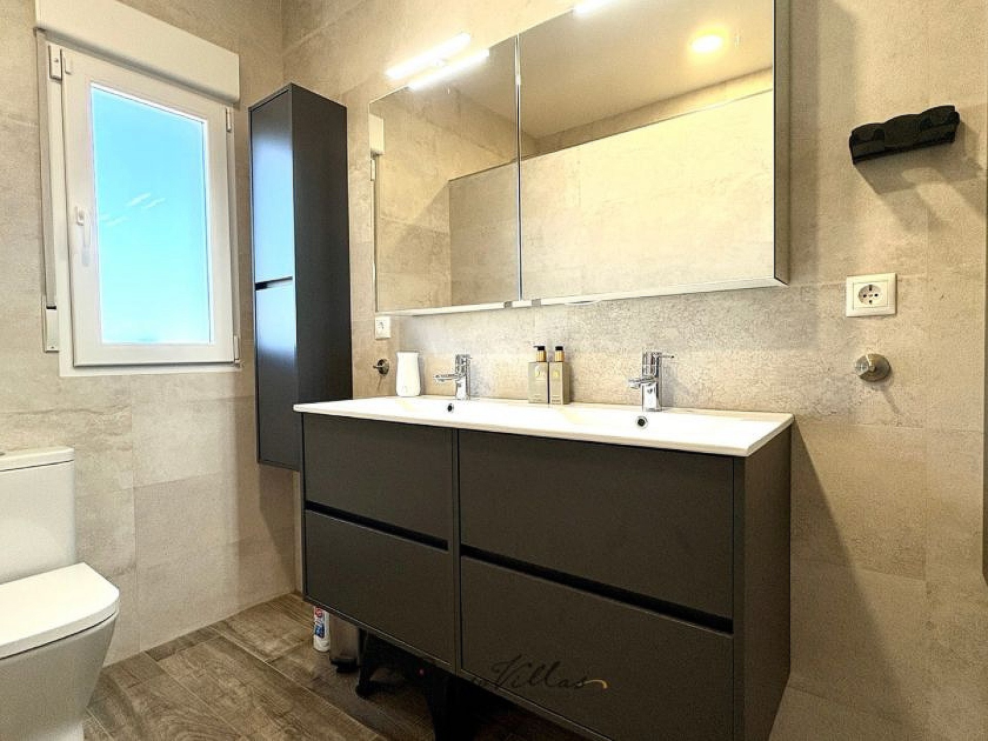 Resale - 4 Bedroom 4 Bathroom Villa in Pinoso -  - Alicante