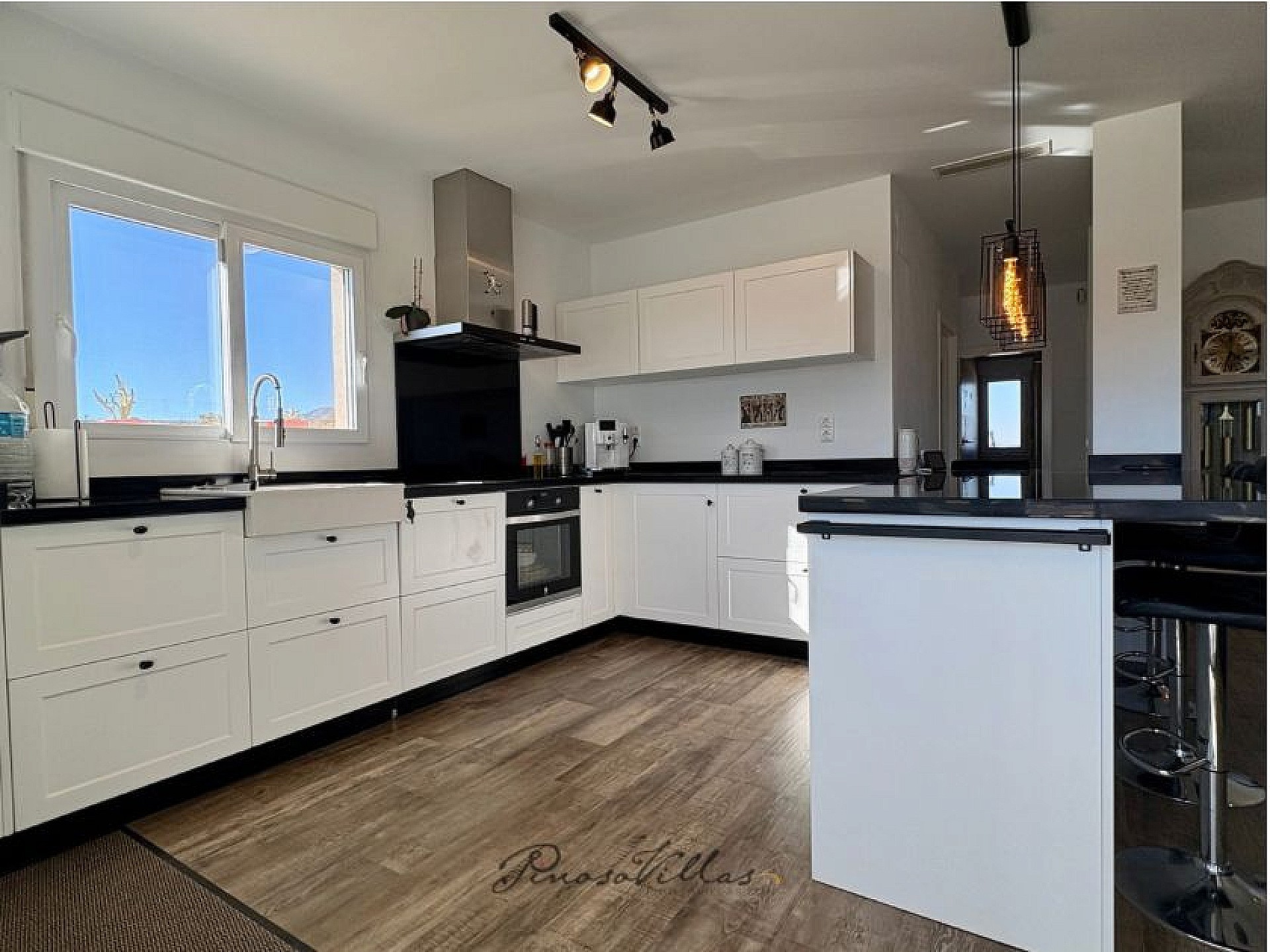 Resale - 4 Bedroom 4 Bathroom Villa in Pinoso -  - Alicante