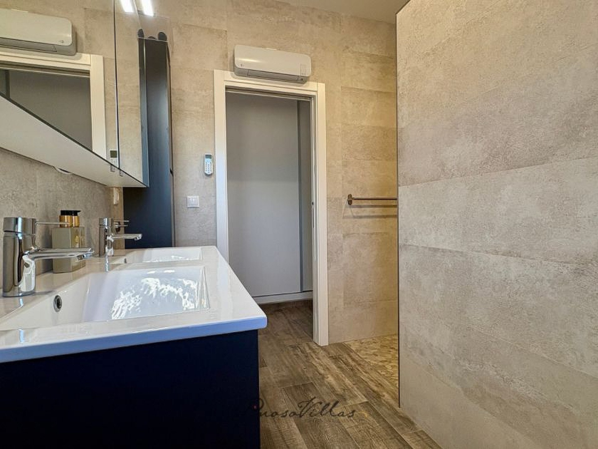 Resale - 4 Bedroom 4 Bathroom Villa in Pinoso -  - Alicante