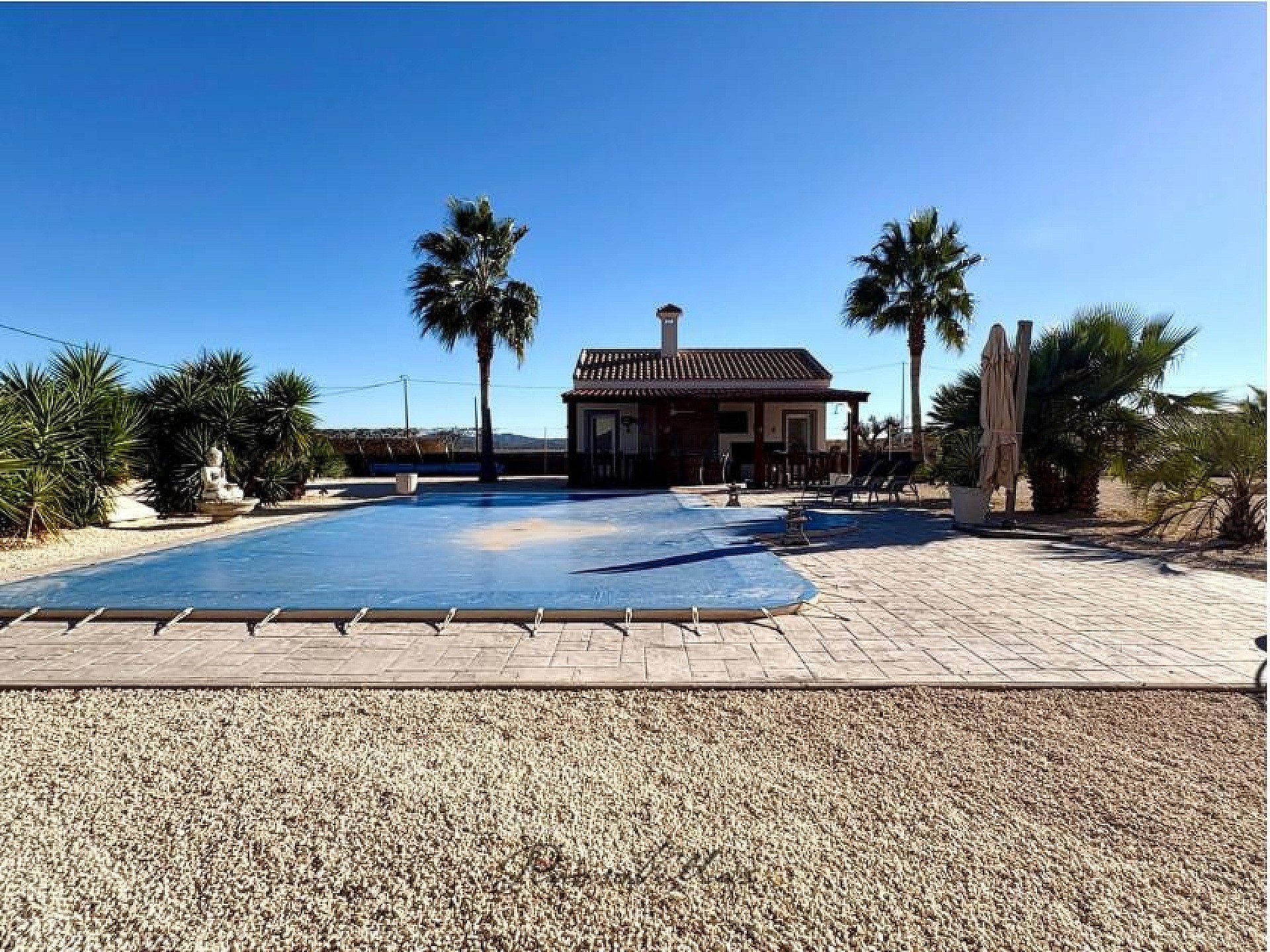 Resale - 4 Bedroom 4 Bathroom Villa in Pinoso -  - Alicante