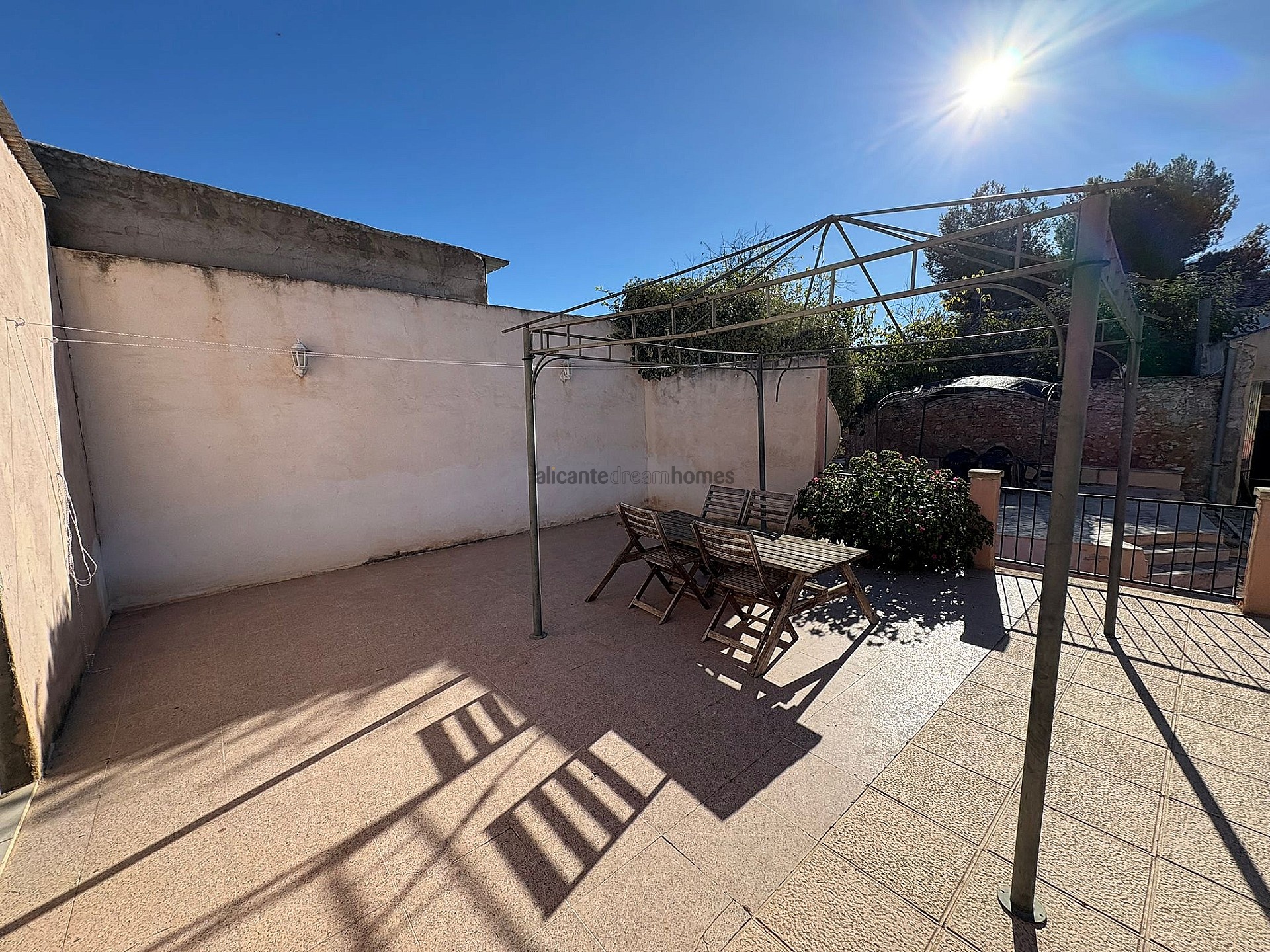Resale - 6 Bedroom 3 Bathroom Village house in Monóvar -  - Alicante