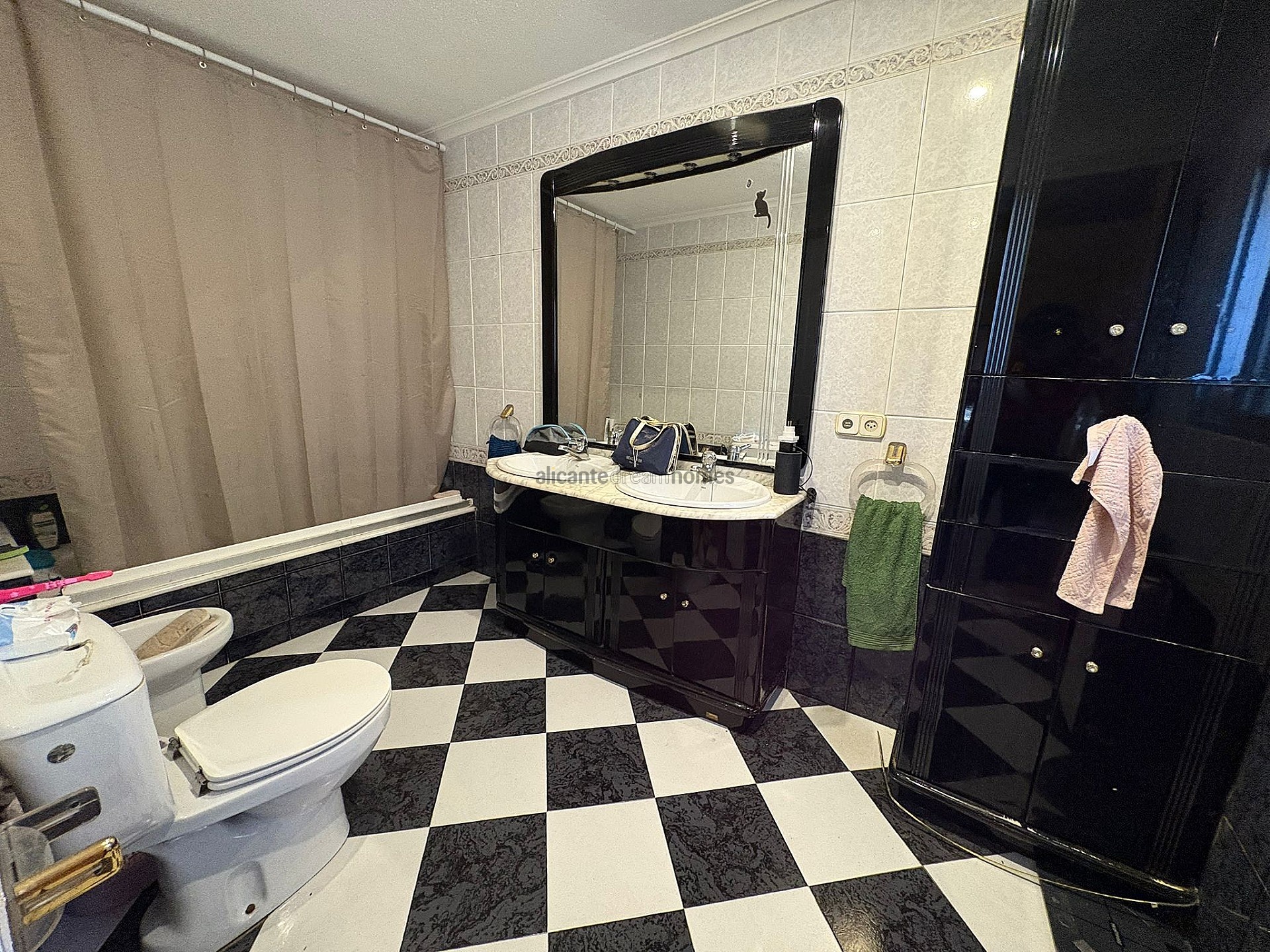 Resale - 6 Bedroom 3 Bathroom Village house in Monóvar -  - Alicante