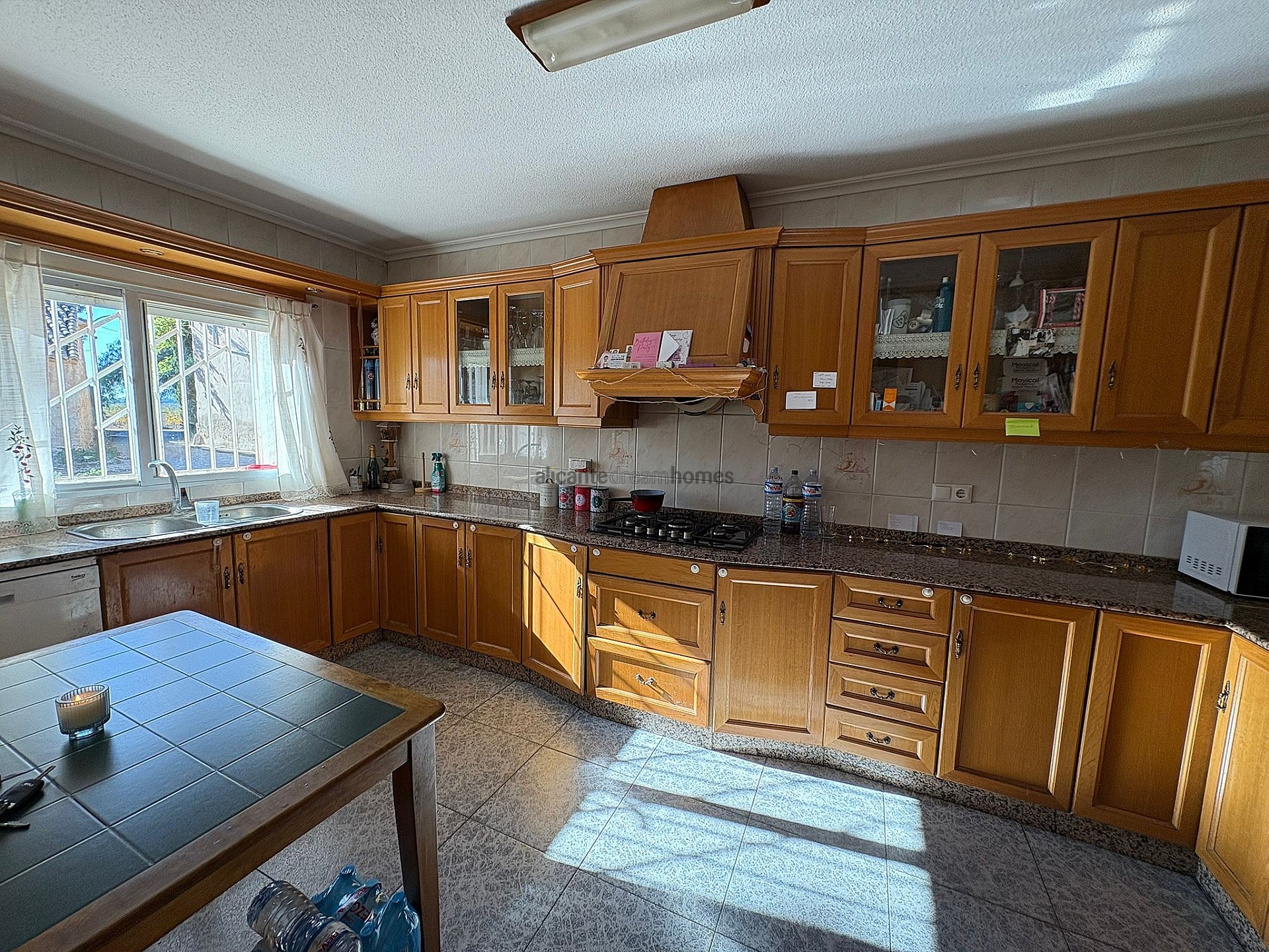 Resale - 6 Bedroom 3 Bathroom Village house in Monóvar -  - Alicante
