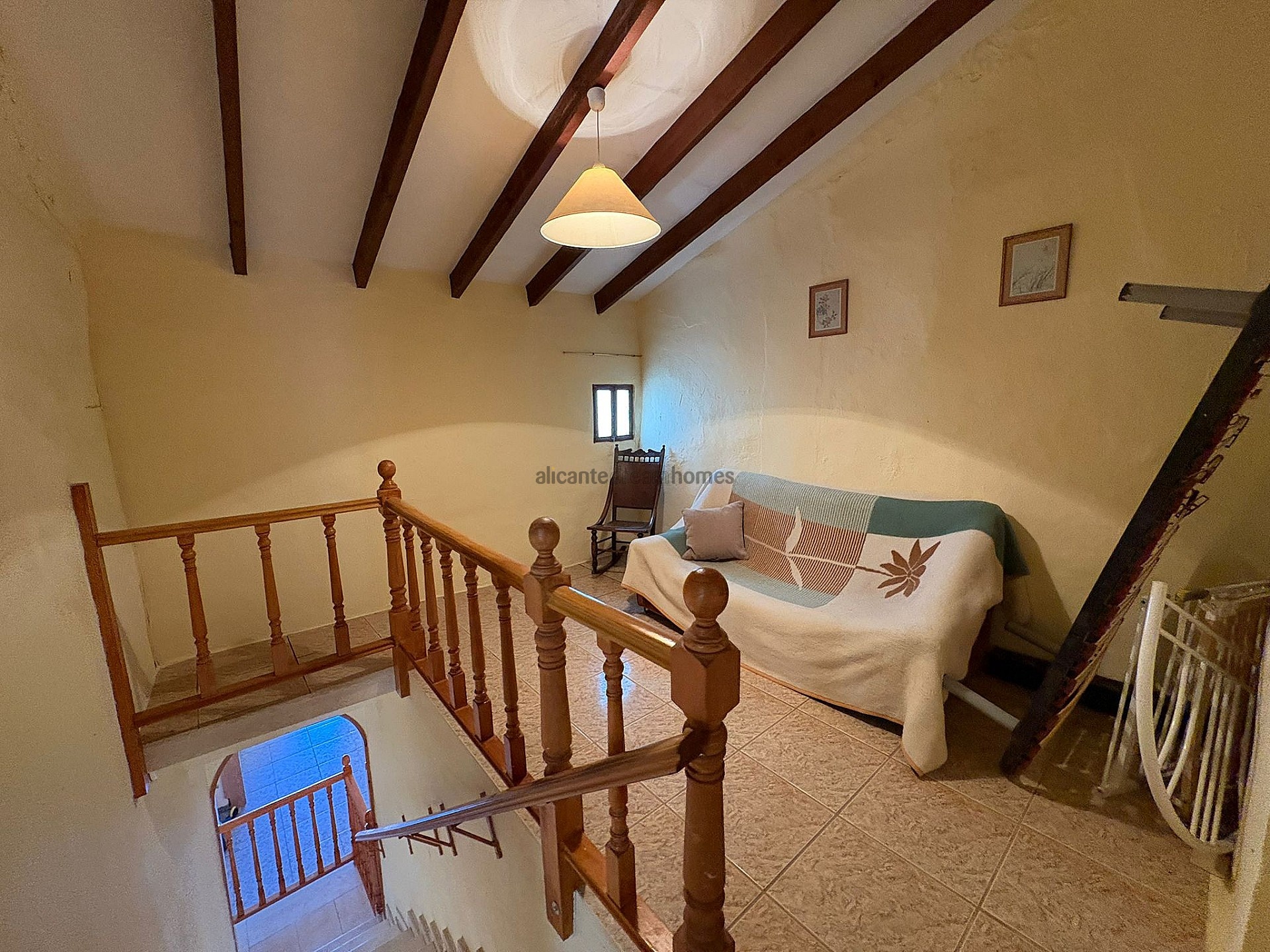 Resale - 6 Bedroom 3 Bathroom Village house in Monóvar -  - Alicante