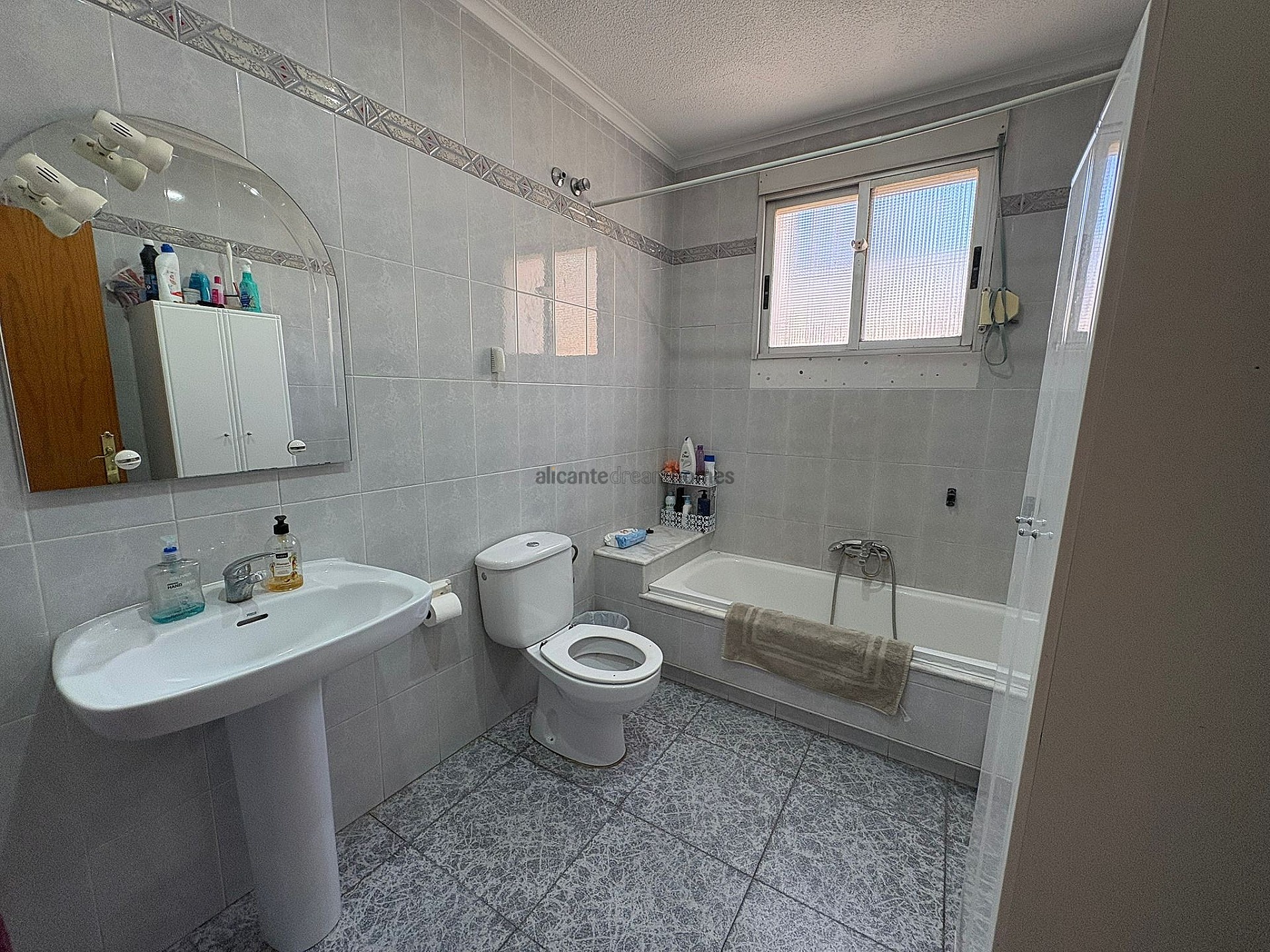 Resale - 6 Bedroom 3 Bathroom Village house in Monóvar -  - Alicante