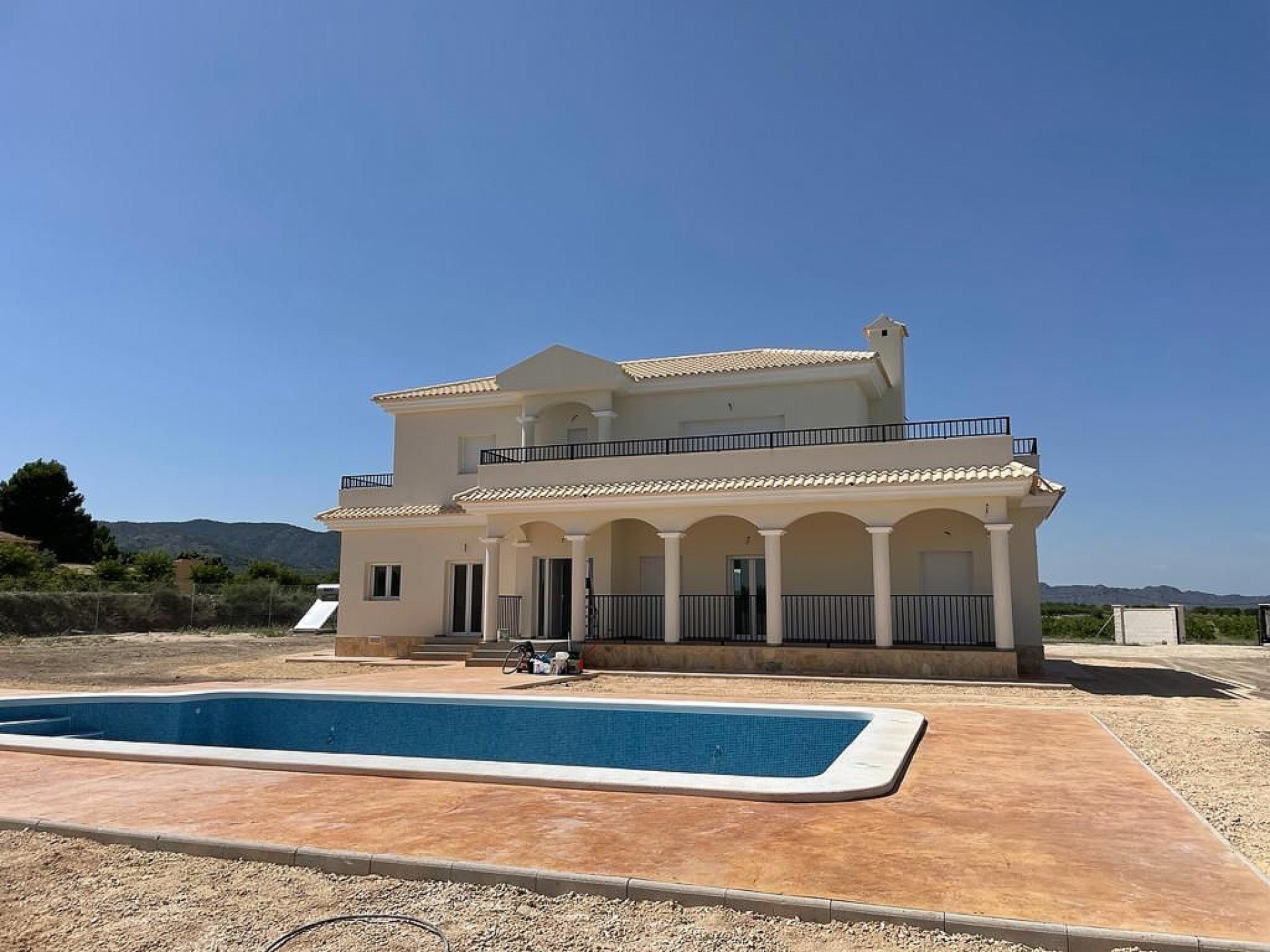 Resale - 4 Bedroom 3 Bathroom Villa in Pinoso -  - Alicante