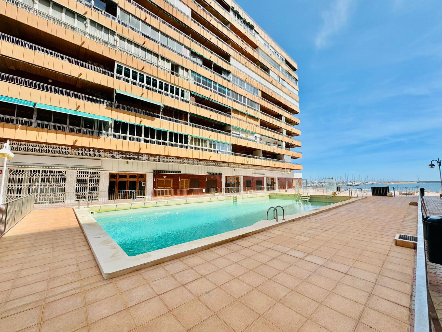 Resale - 3 Bedroom 2 Bathroom Apartamento in Torrevieja - Playa del Acequión - Alicante