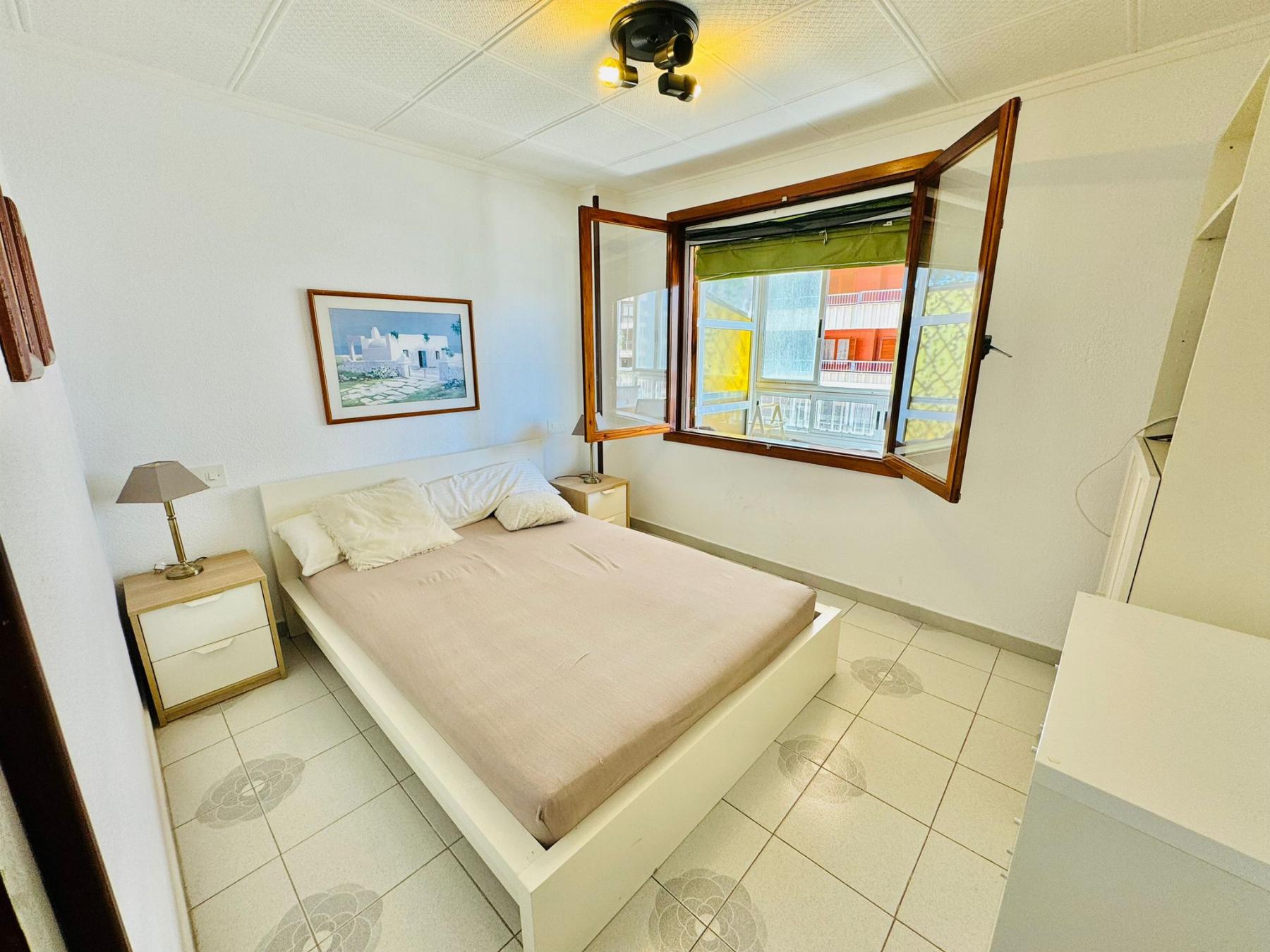 Resale - 3 Bedroom 2 Bathroom Apartamento in Torrevieja - Playa del Acequión - Alicante