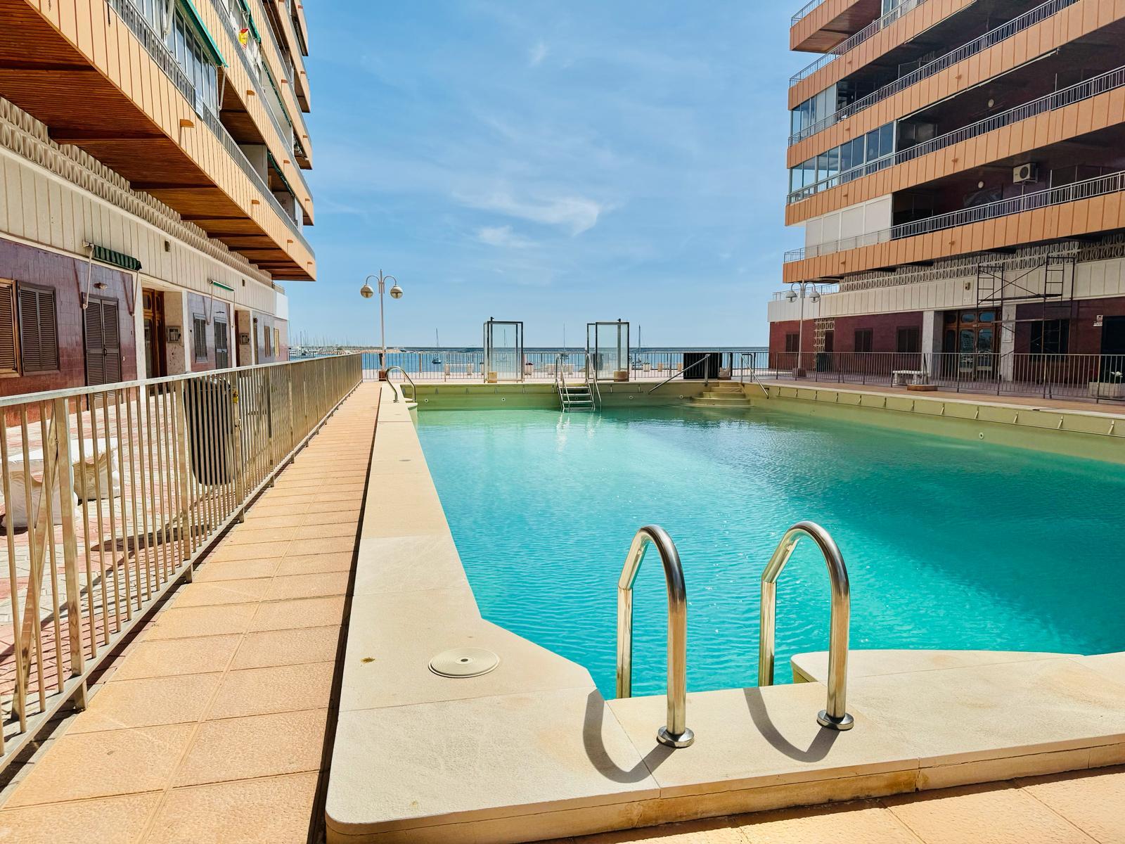 Resale - 3 Bedroom 2 Bathroom Apartamento in Torrevieja - Playa del Acequión - Alicante