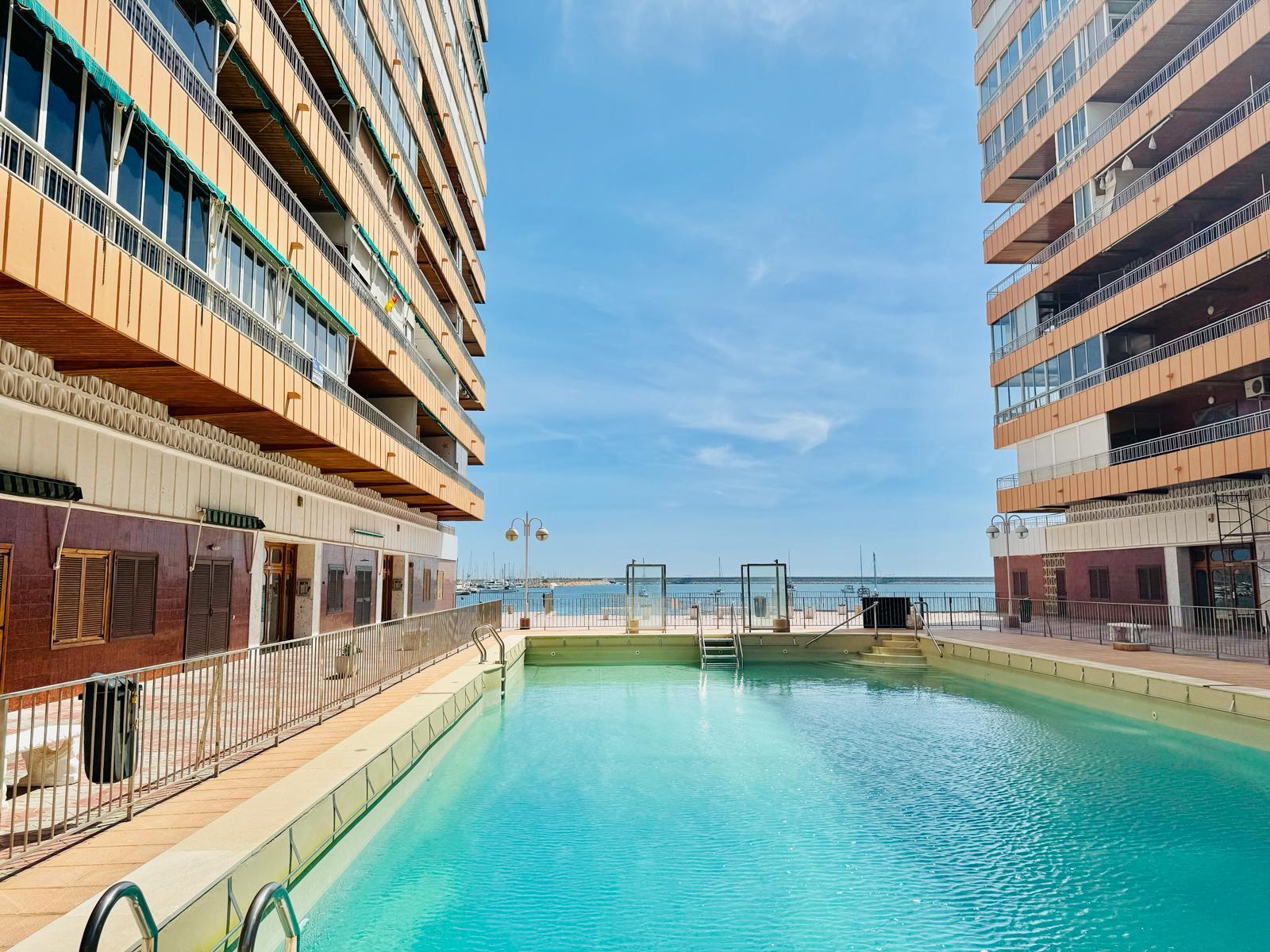 Resale - 3 Bedroom 2 Bathroom Apartamento in Torrevieja - Playa del Acequión - Alicante