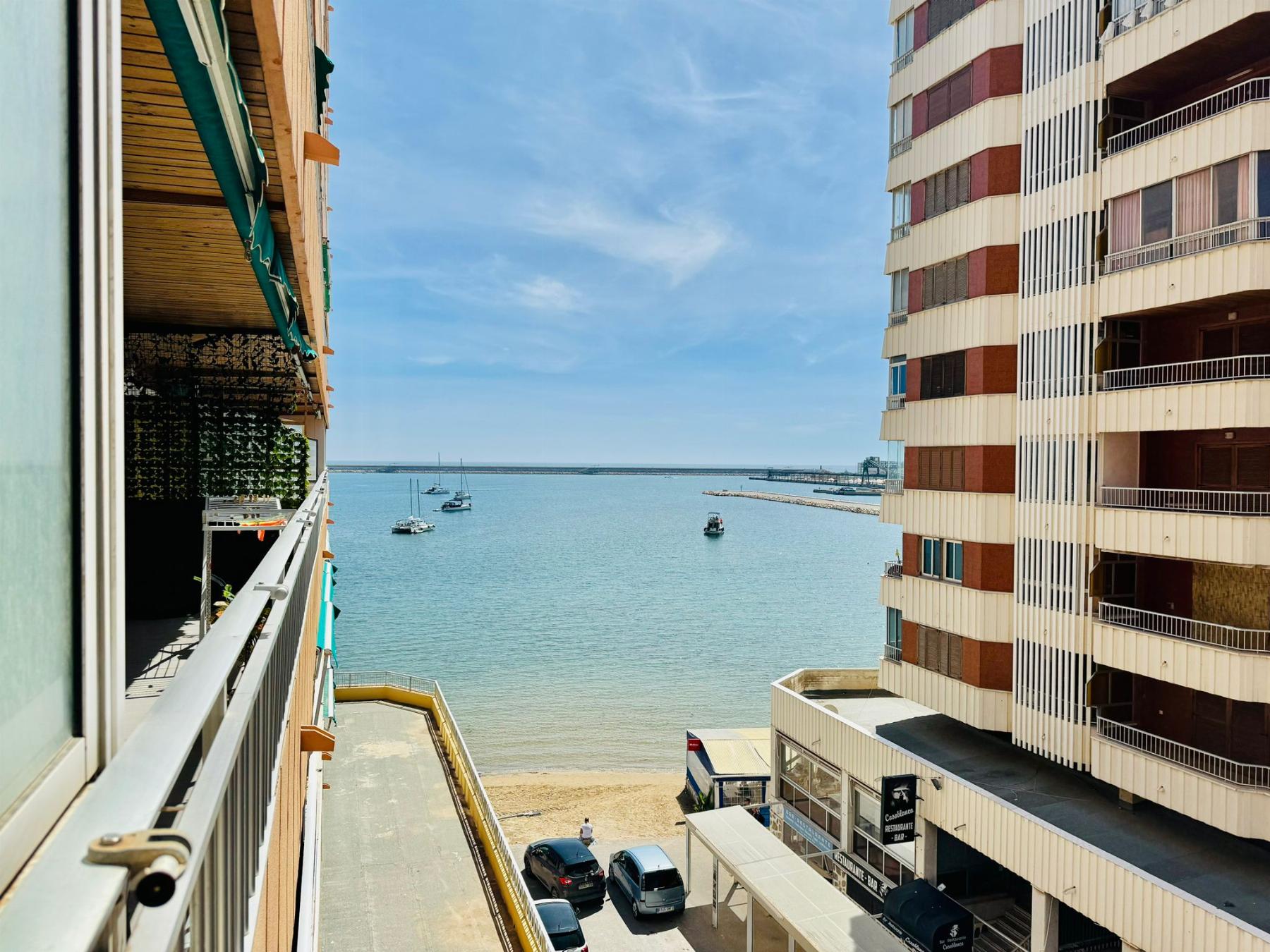Resale - 3 Bedroom 2 Bathroom Apartamento in Torrevieja - Playa del Acequión - Alicante