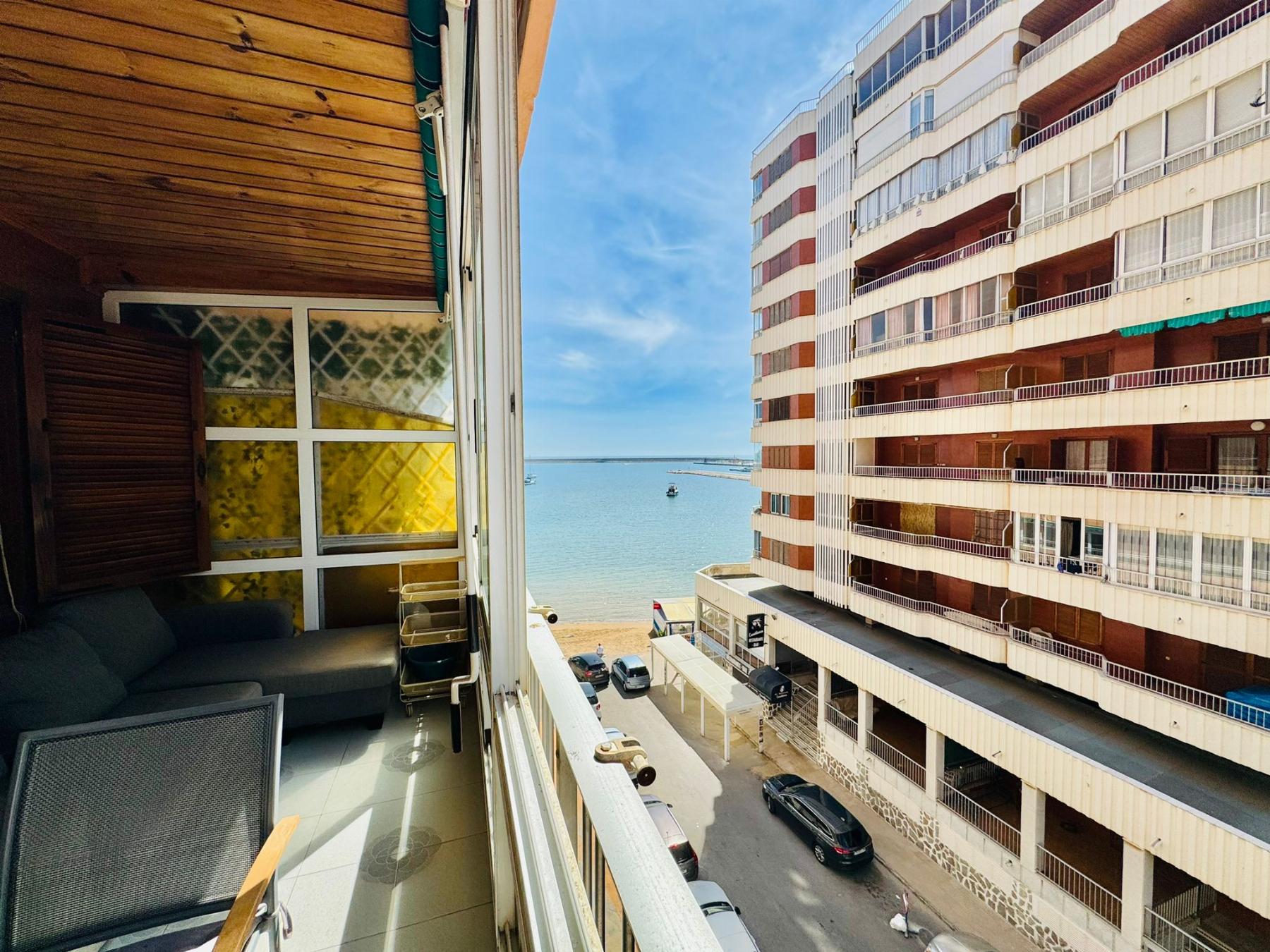 Resale - 3 Bedroom 2 Bathroom Apartamento in Torrevieja - Playa del Acequión - Alicante