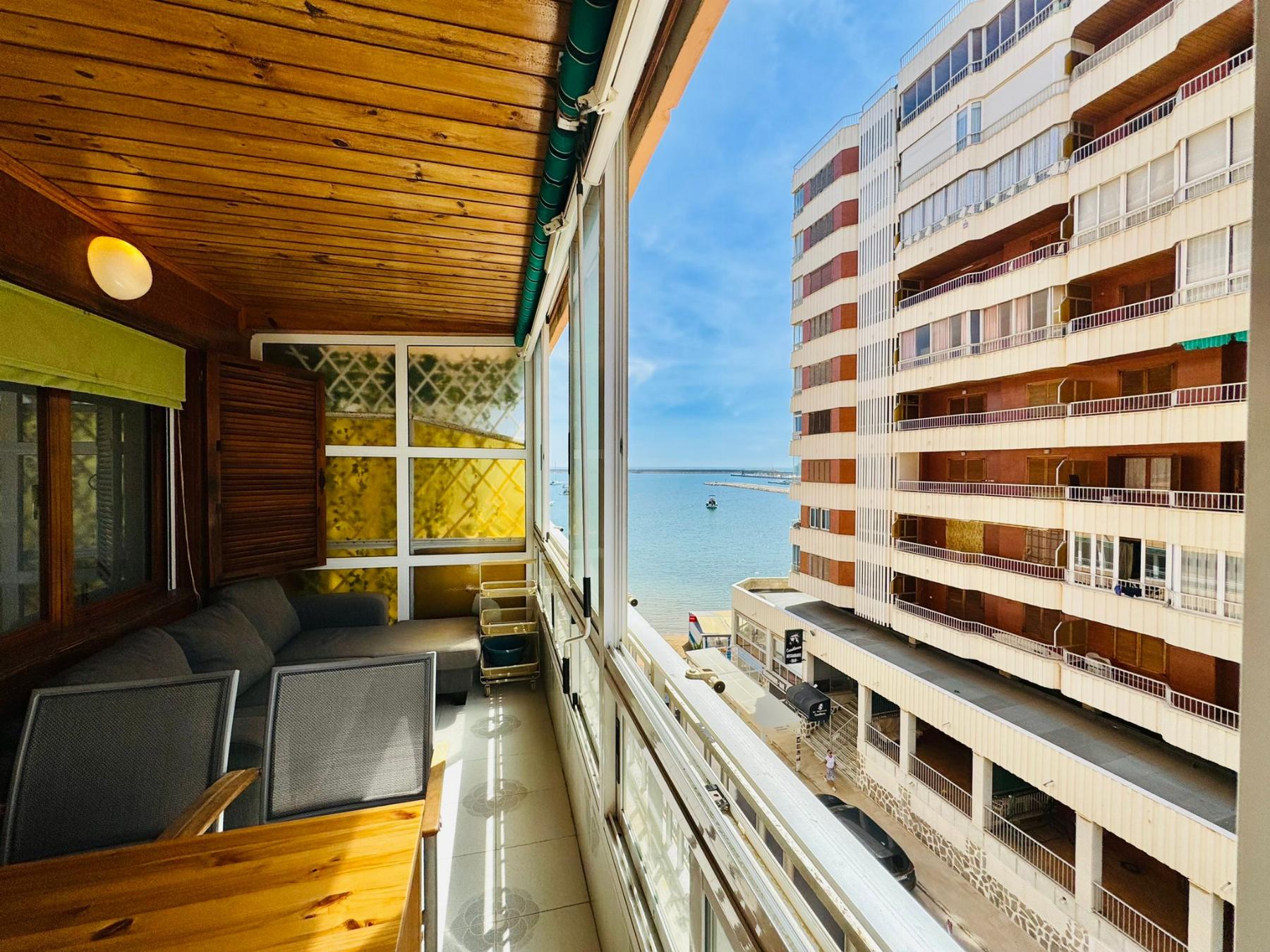 Resale - 3 Bedroom 2 Bathroom Apartamento in Torrevieja - Playa del Acequión - Alicante