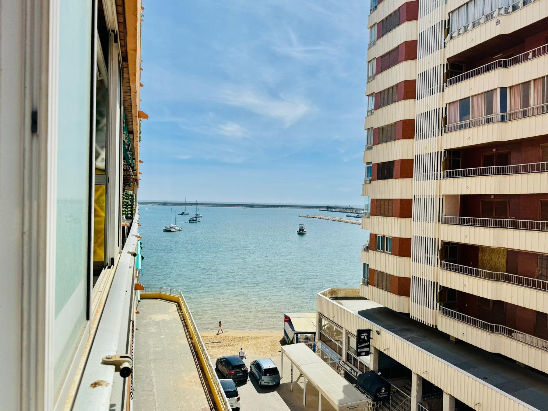 Resale - 3 Bedroom 2 Bathroom Apartamento in Torrevieja - Playa del Acequión - Alicante