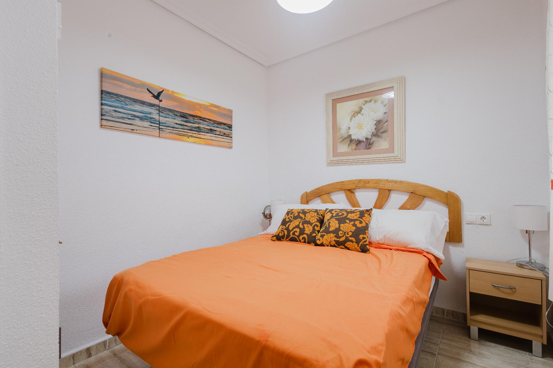 Resale - 2 Bedroom 1 Bathroom Apartamento in Torrevieja - Playa del Acequión - Alicante