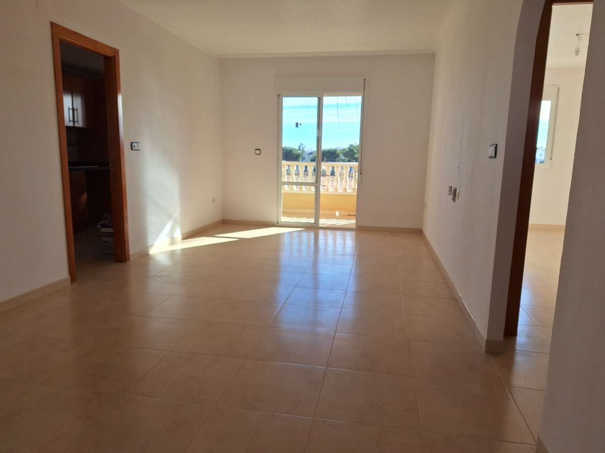 Resale - 3 Bedroom 2 Bathroom Apartment in Villamartín -  - Alicante