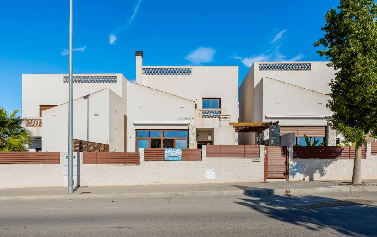Resale - 3 Bedroom 2 Bathroom Villa in Benijófar -  - Alicante