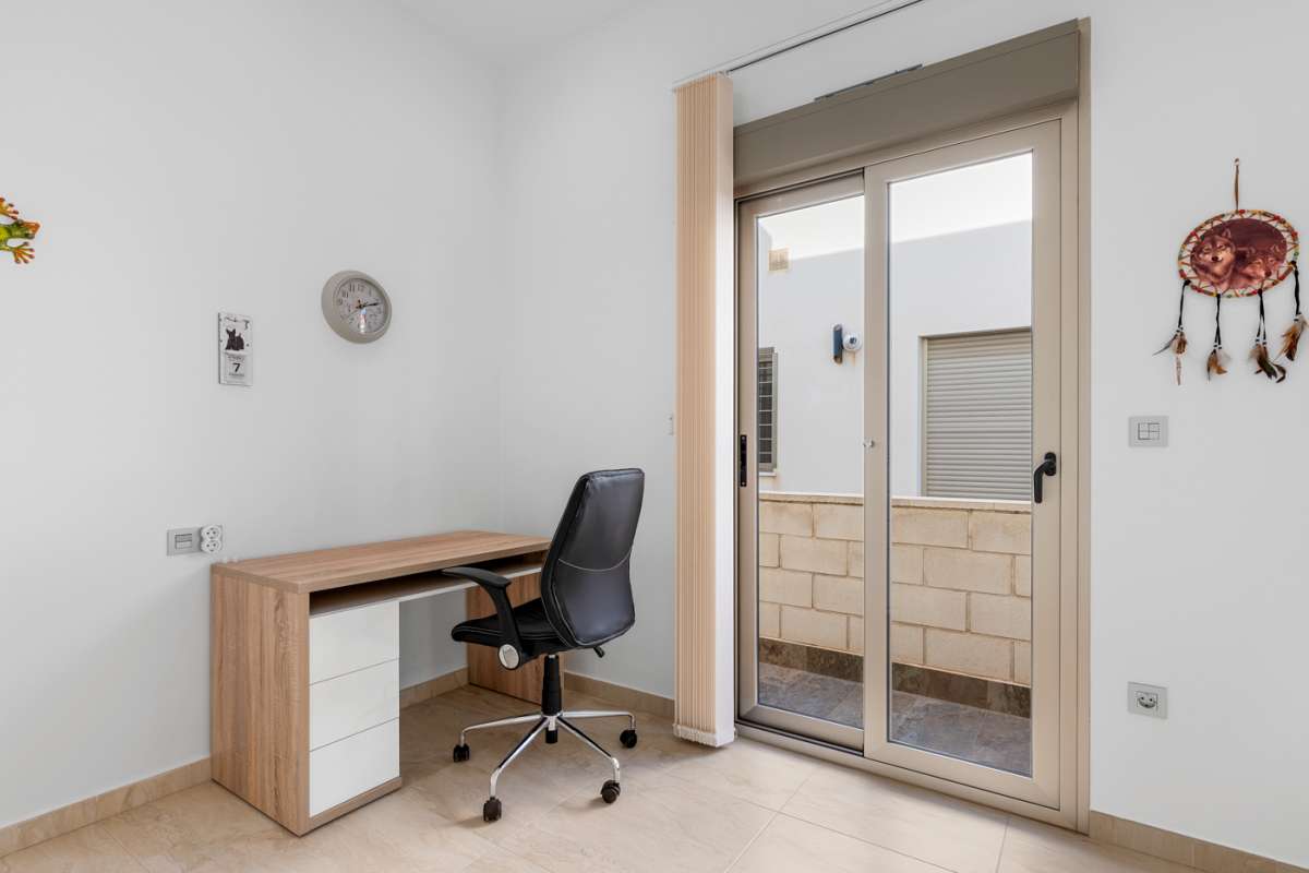 Resale - 3 Bedroom 2 Bathroom Villa in Villamartín -  - Alicante