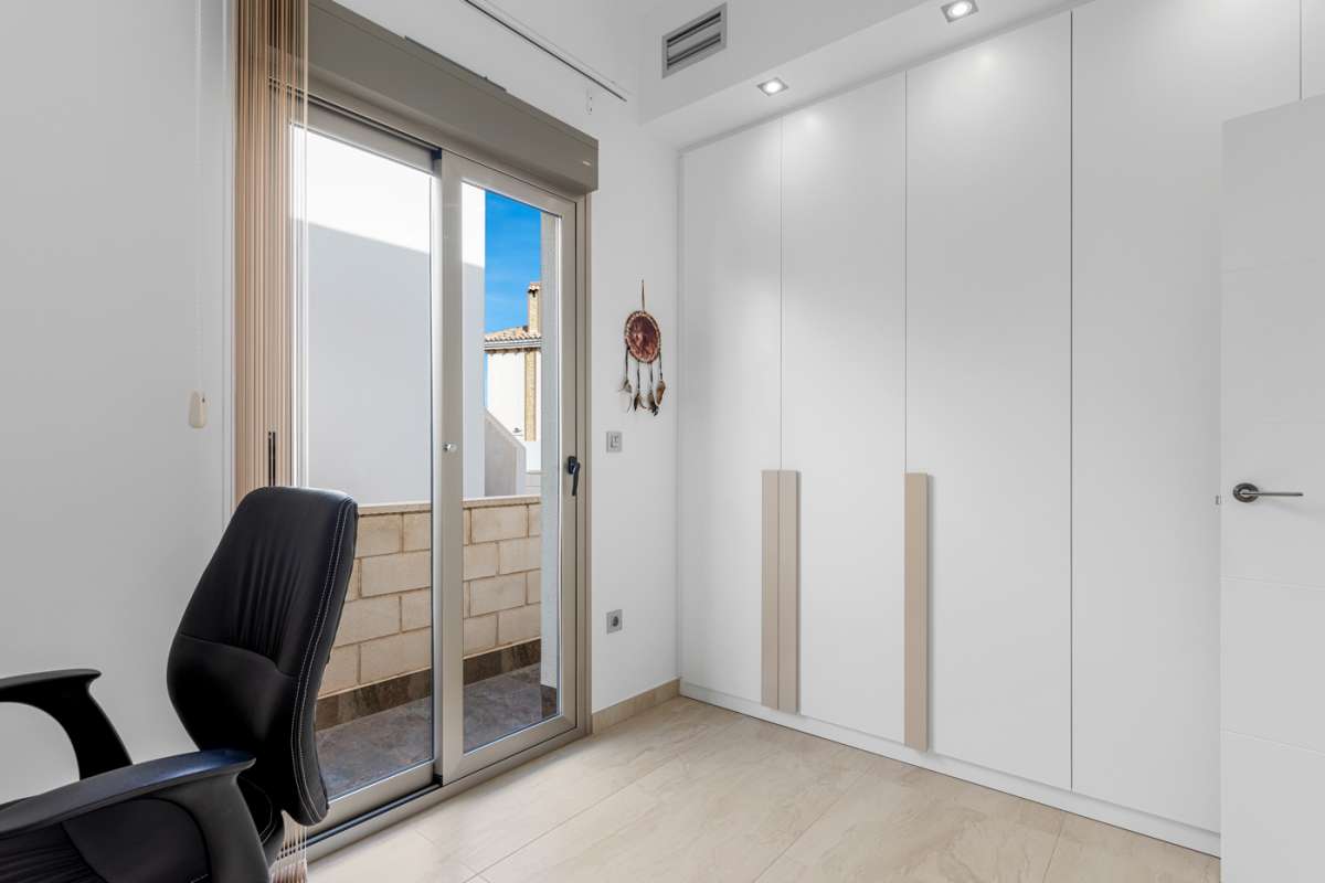 Resale - 3 Bedroom 2 Bathroom Villa in Villamartín -  - Alicante