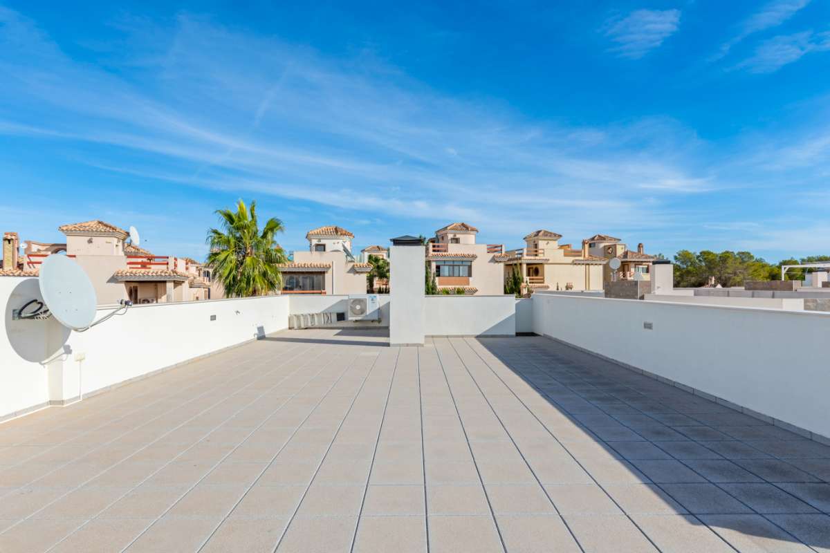 Resale - 3 Bedroom 2 Bathroom Villa in Villamartín -  - Alicante