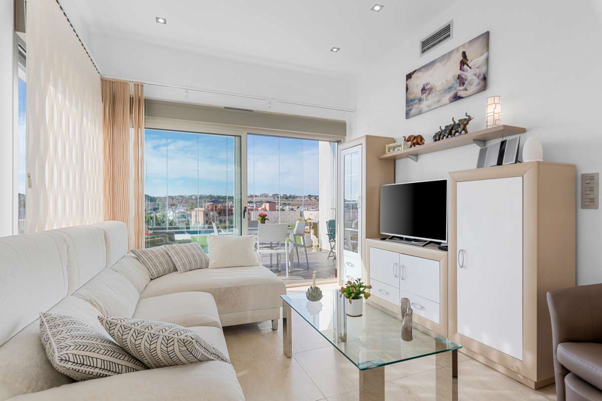 Resale - 3 Bedroom 2 Bathroom Villa in Villamartín -  - Alicante