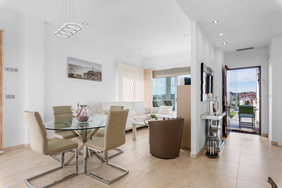 Resale - 3 Bedroom 2 Bathroom Villa in Villamartín -  - Alicante