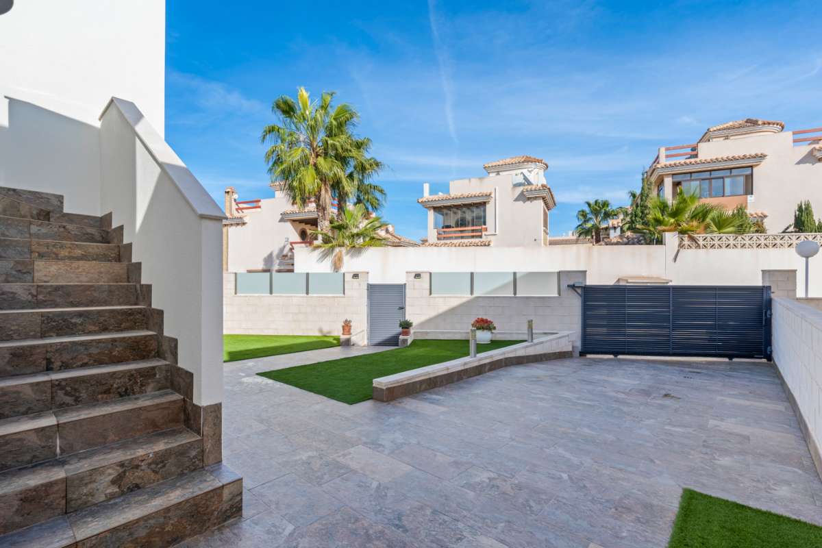 Resale - 3 Bedroom 2 Bathroom Villa in Villamartín -  - Alicante