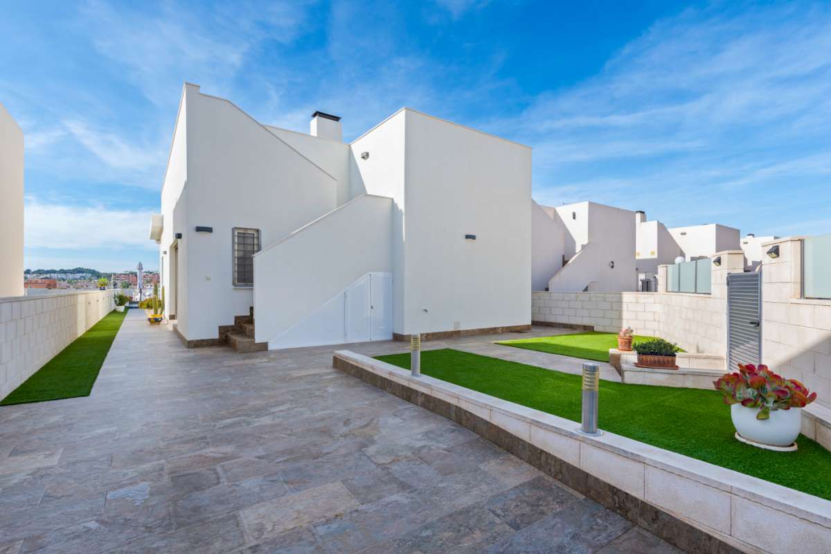 Resale - 3 Bedroom 2 Bathroom Villa in Villamartín -  - Alicante
