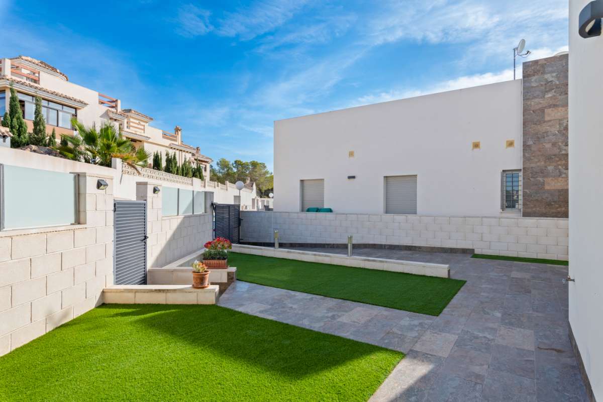 Resale - 3 Bedroom 2 Bathroom Villa in Villamartín -  - Alicante