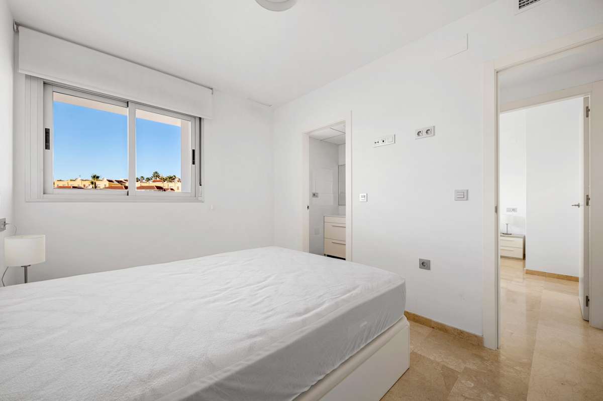 Resale - 3 Bedroom 2 Bathroom Apartment in Villamartín -  - Alicante