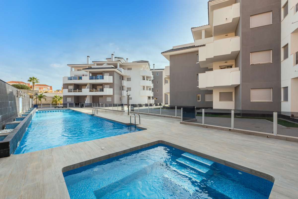 Resale - 3 Bedroom 2 Bathroom Apartment in Villamartín -  - Alicante