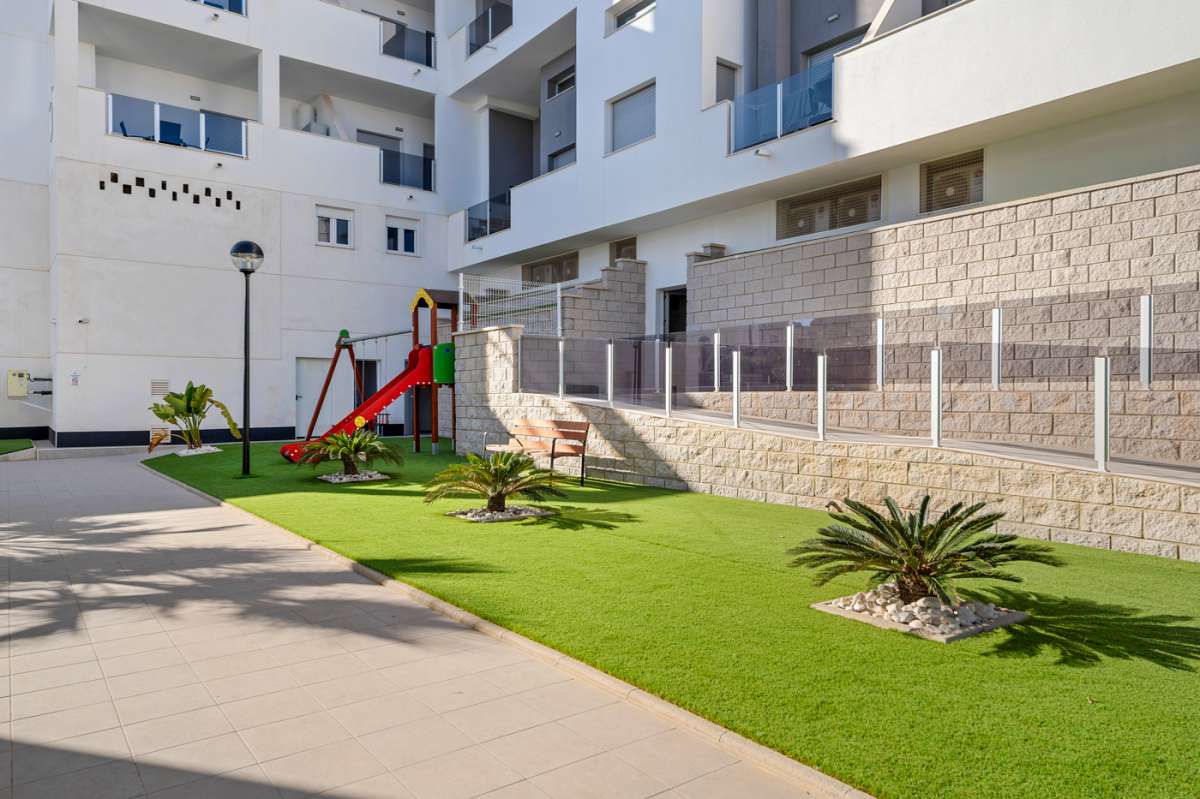 Resale - 3 Bedroom 2 Bathroom Apartment in Villamartín -  - Alicante