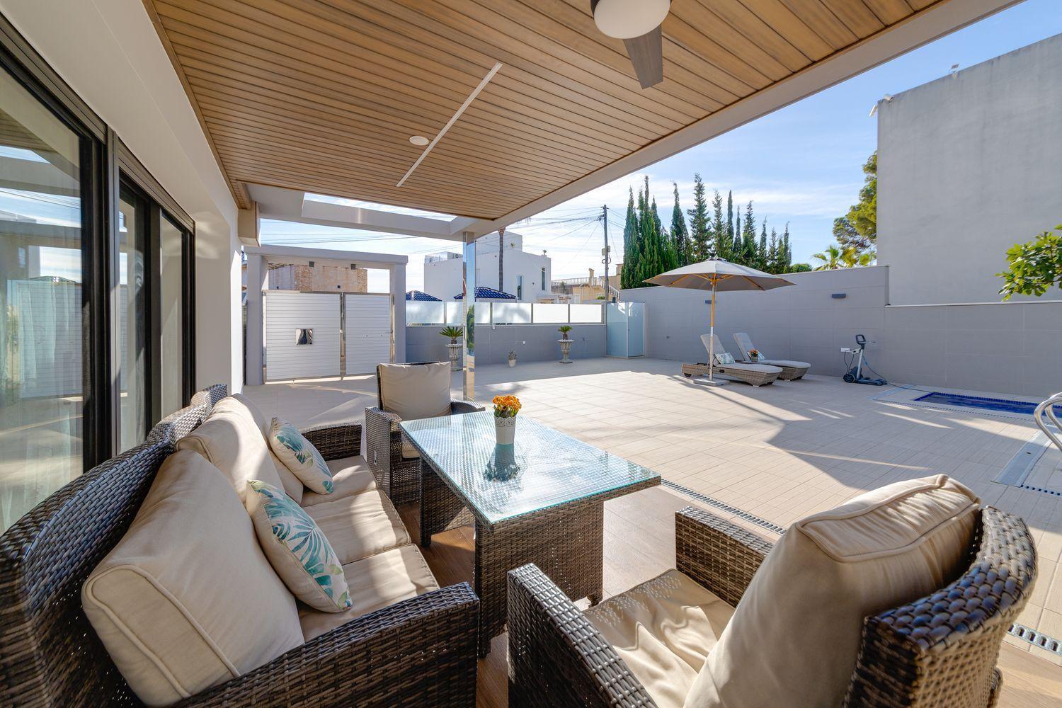 Resale - 3 Bedroom 4 Bathroom Villa in Torrevieja - Los Balcones - Alicante
