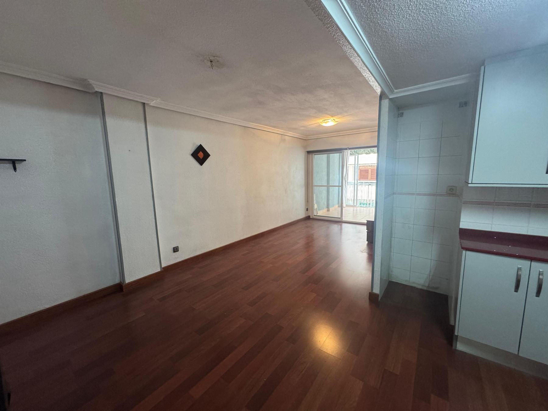 Resale - 3 Bedroom 2 Bathroom Apartamento in Torrevieja - Playa del Acequión - Alicante