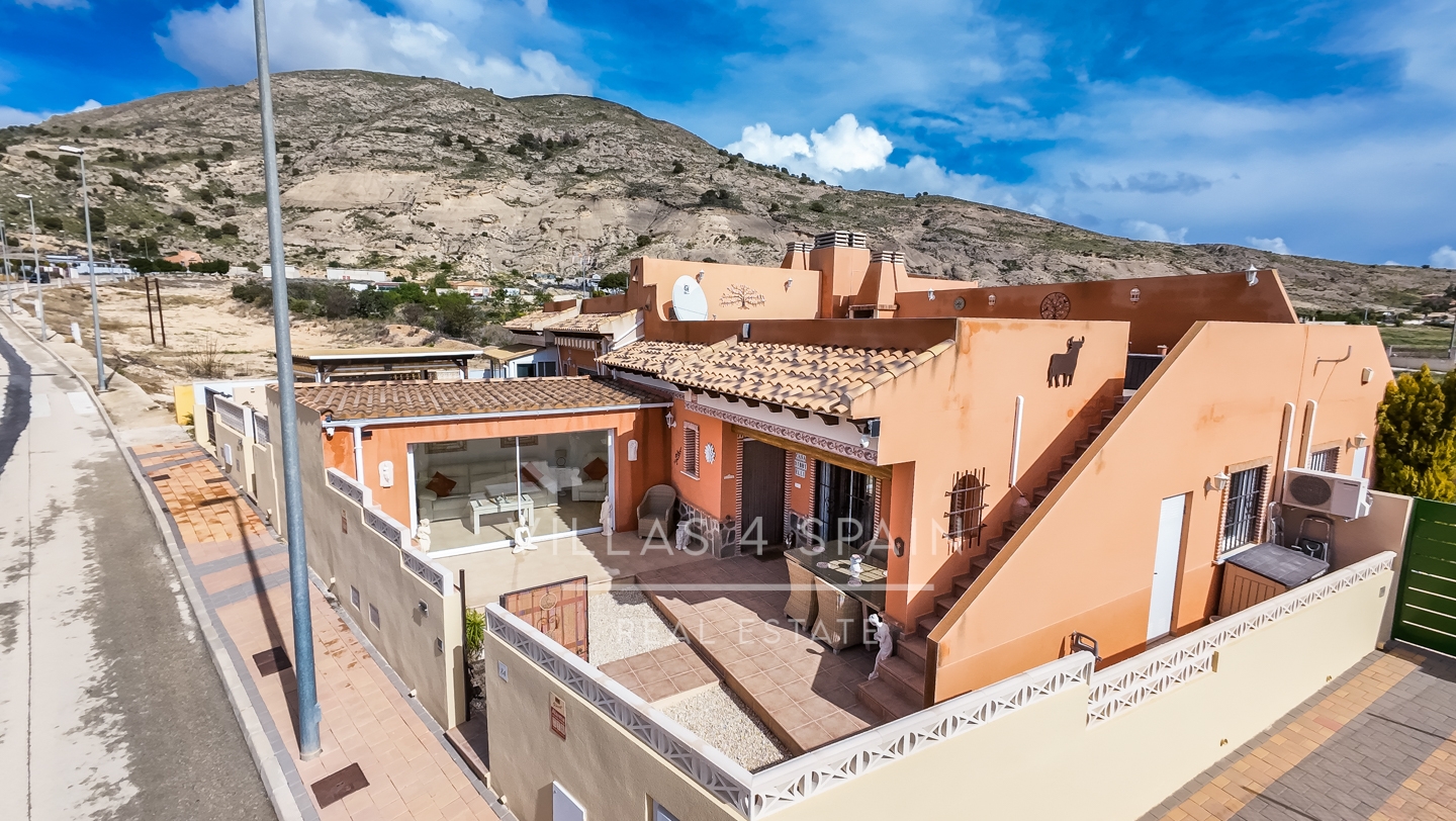 2 Bed 2 bath villa with roof terrace & community pool in Fortuna