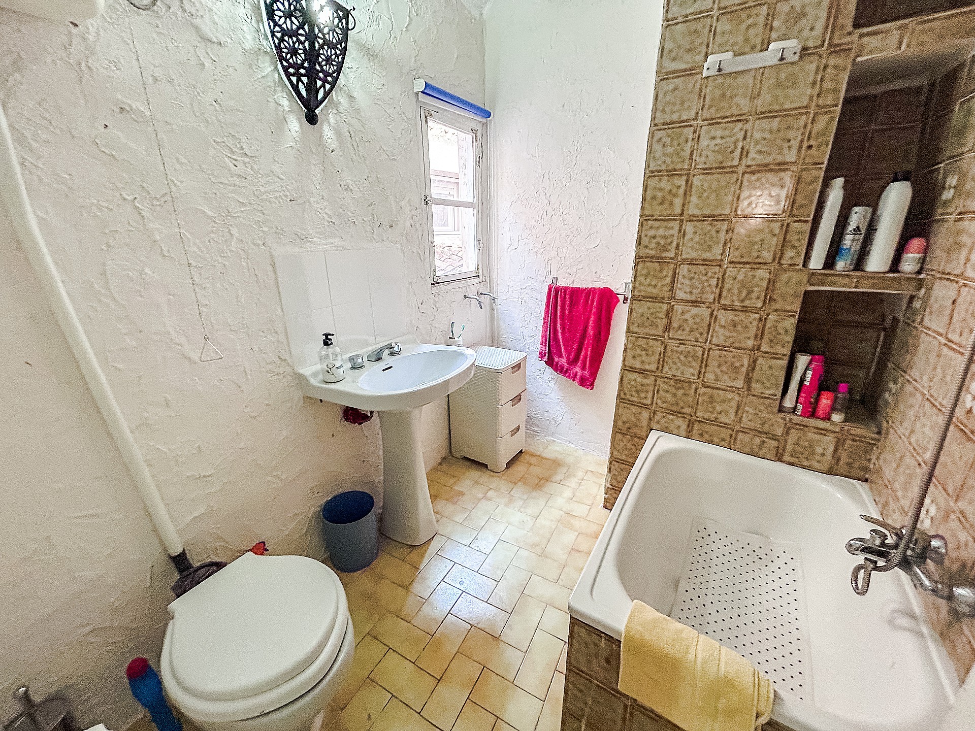 Resale - 4 Bedroom 2 Bathroom Townhouse in Onil -  - Alicante