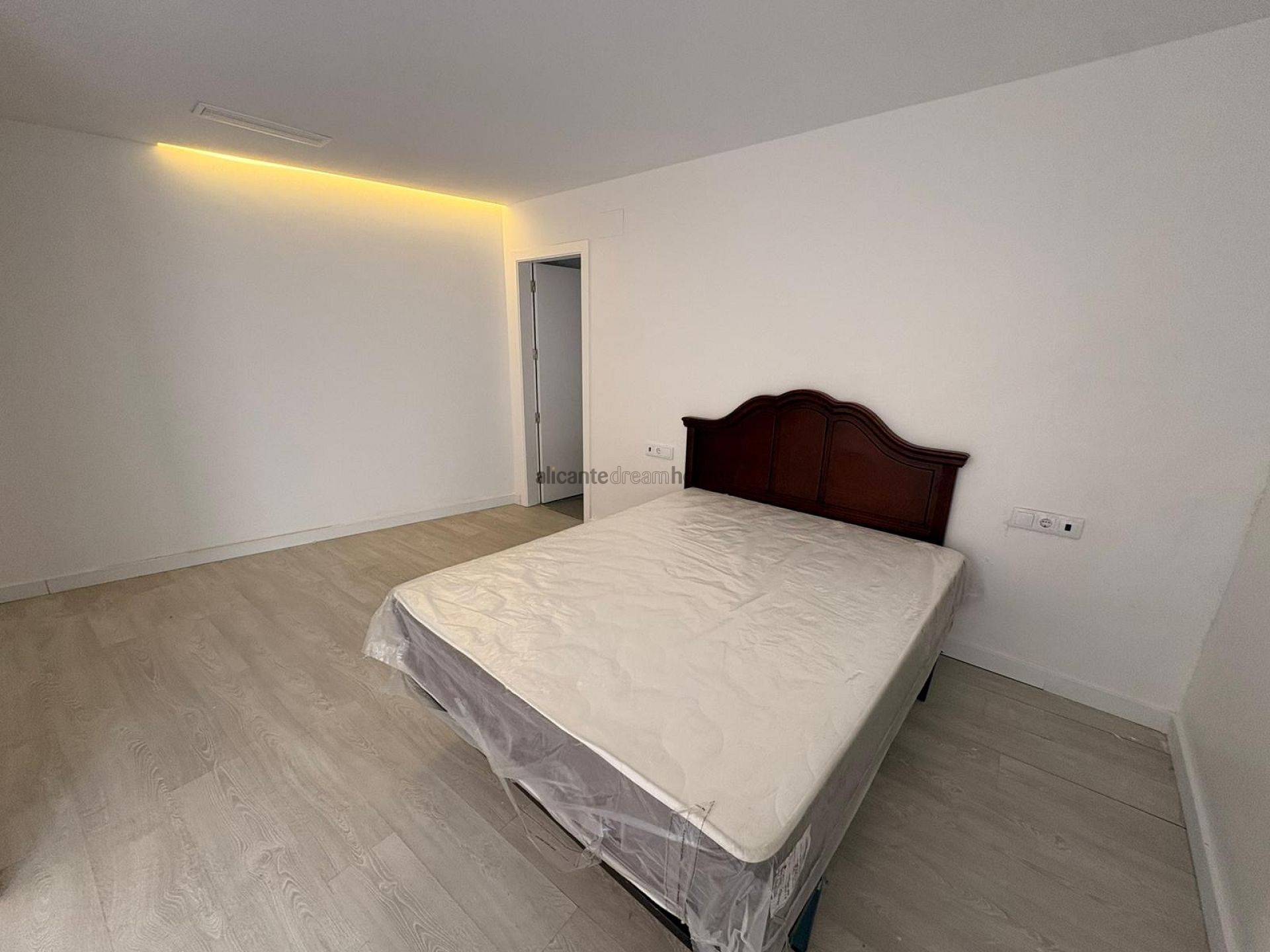 Resale - 3 Bedroom 2 Bathroom Apartment in Crevillente -  - Alicante