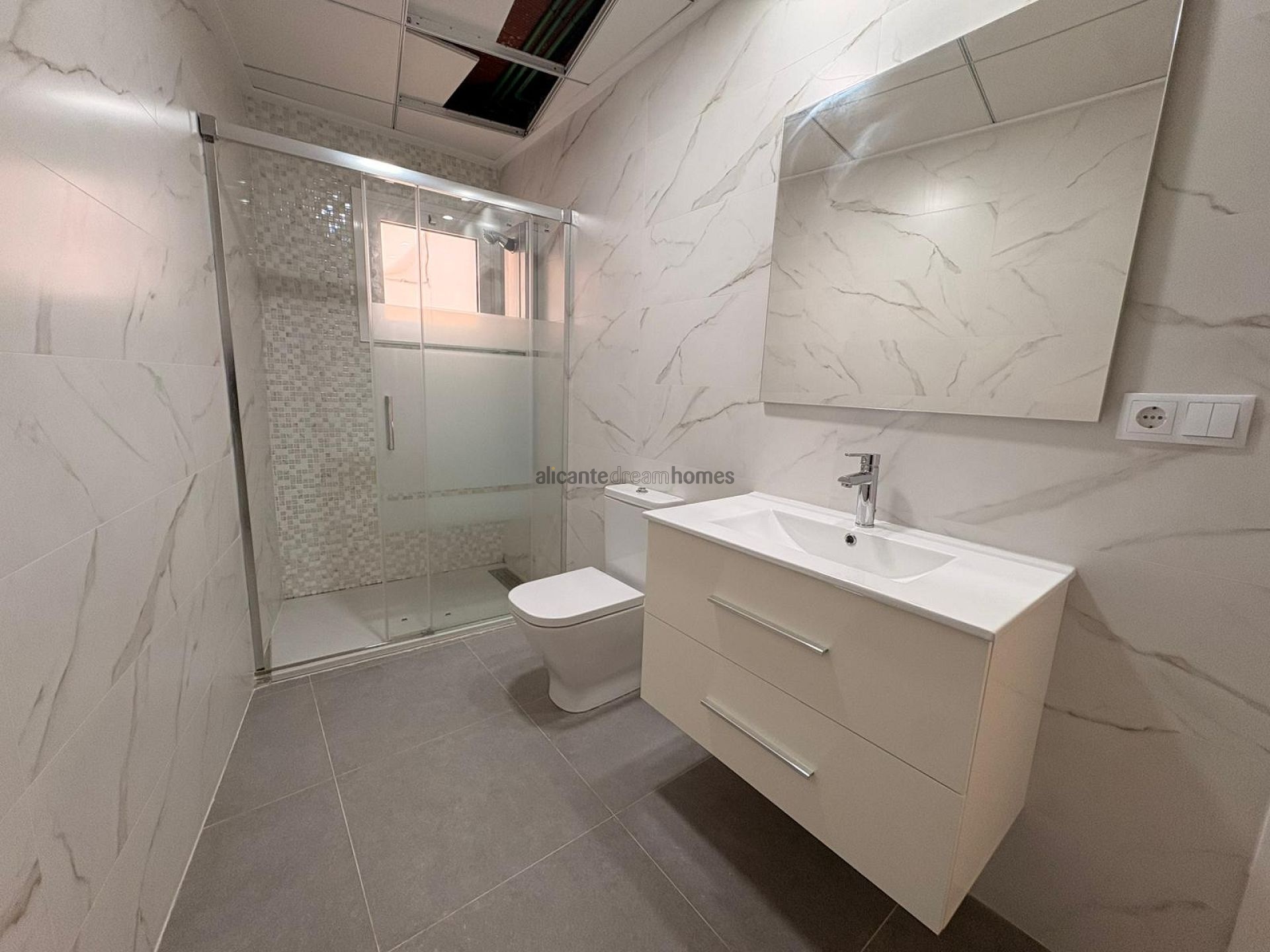 Resale - 3 Bedroom 2 Bathroom Apartment in Crevillente -  - Alicante