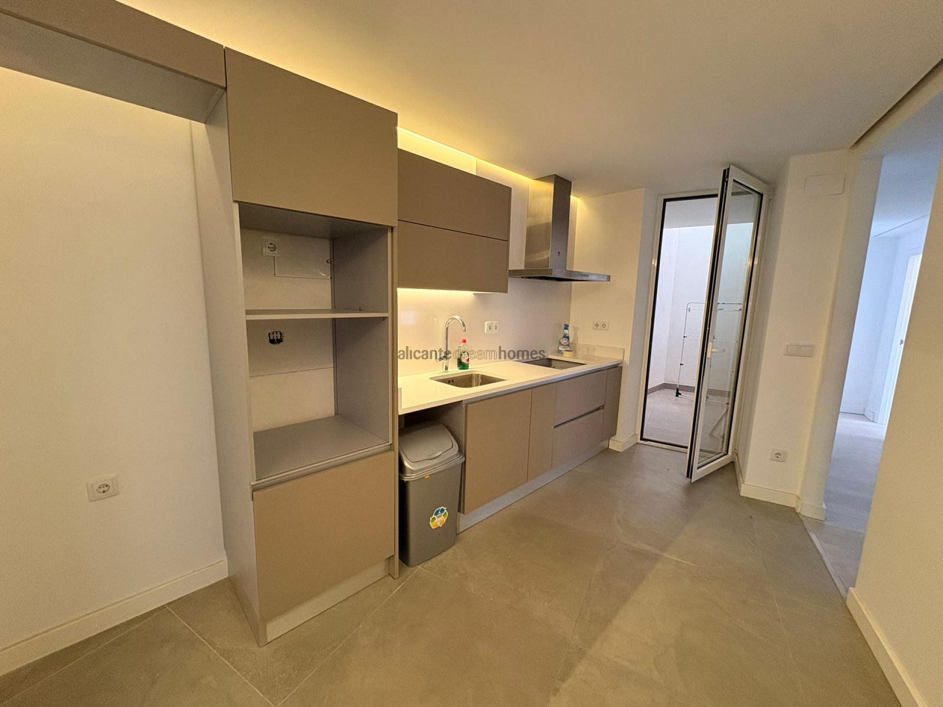 Resale - 3 Bedroom 2 Bathroom Apartment in Crevillente -  - Alicante