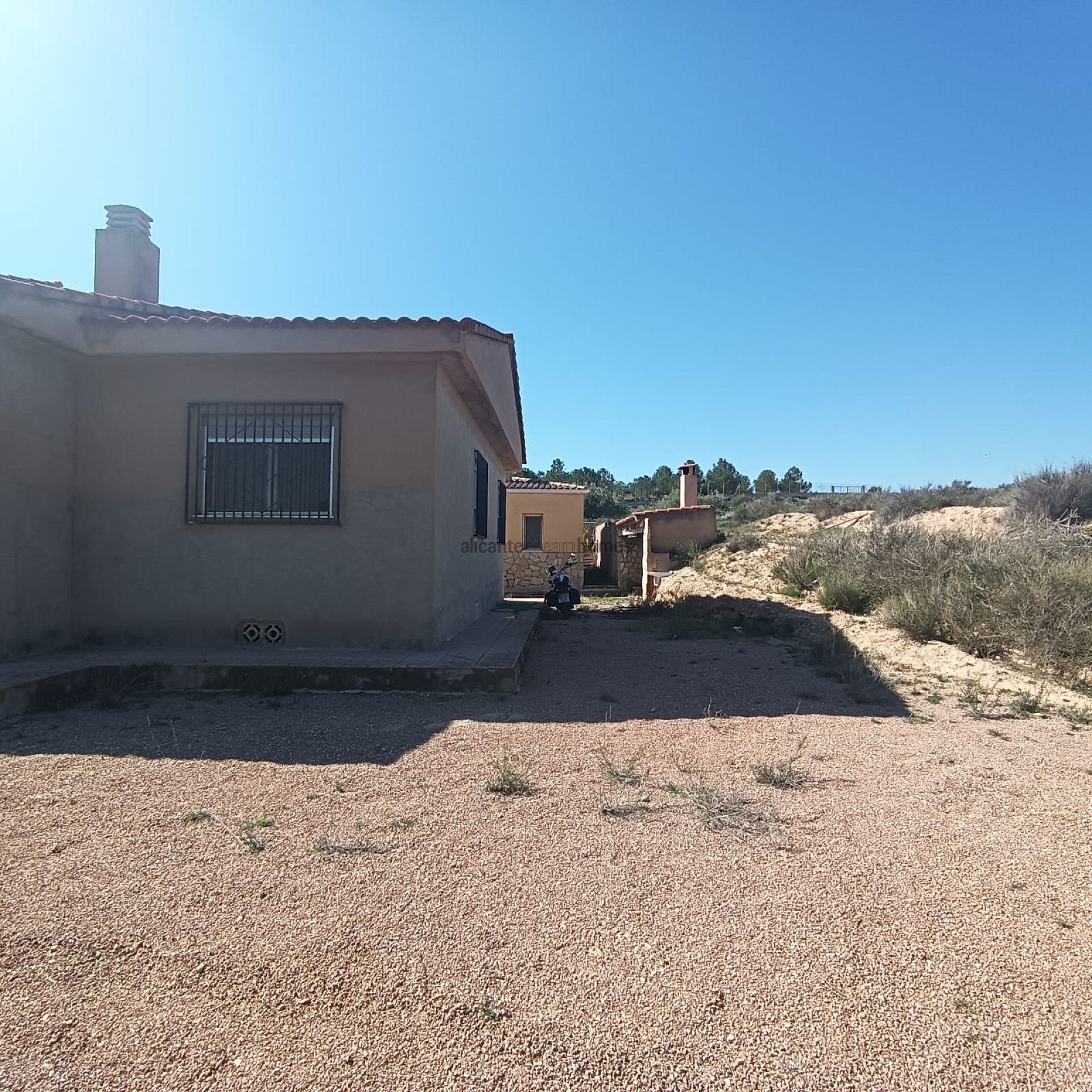 Resale - 6 Bedroom 3 Bathroom Villa in Elda -  - Alicante