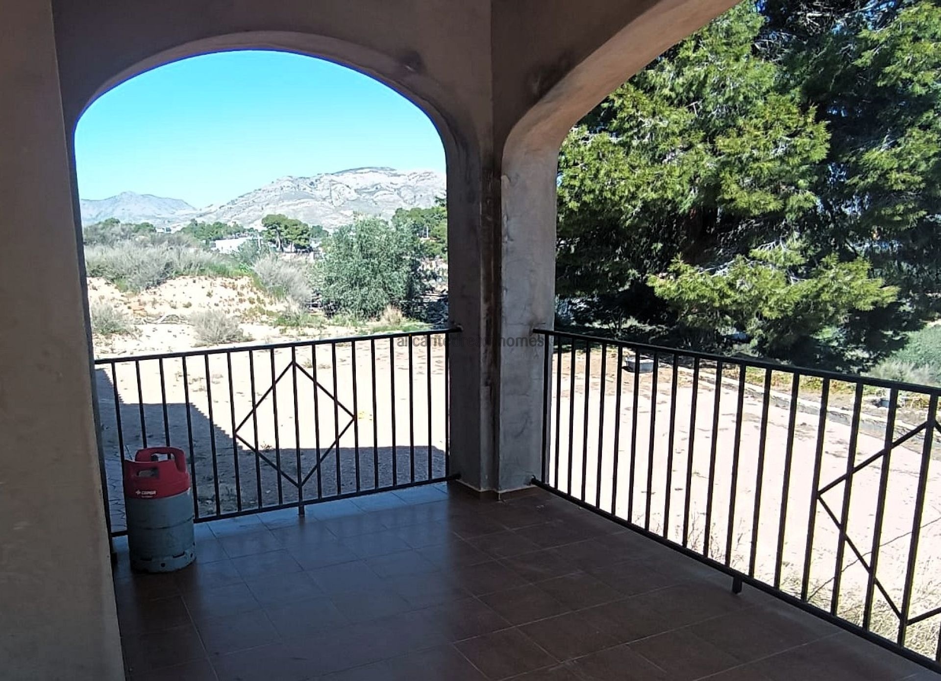 Resale - 6 Bedroom 3 Bathroom Villa in Elda -  - Alicante