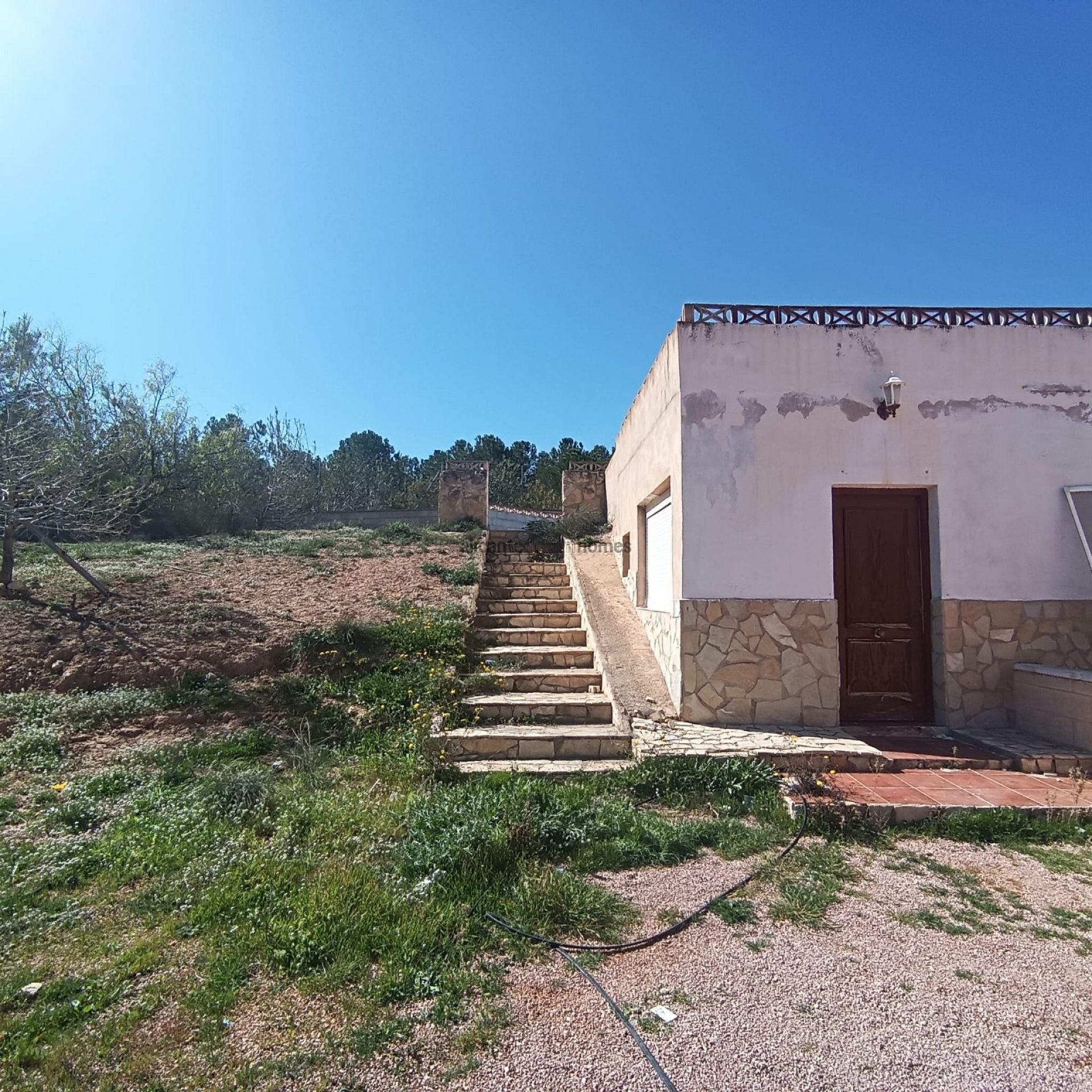 Resale - 6 Bedroom 3 Bathroom Villa in Elda -  - Alicante