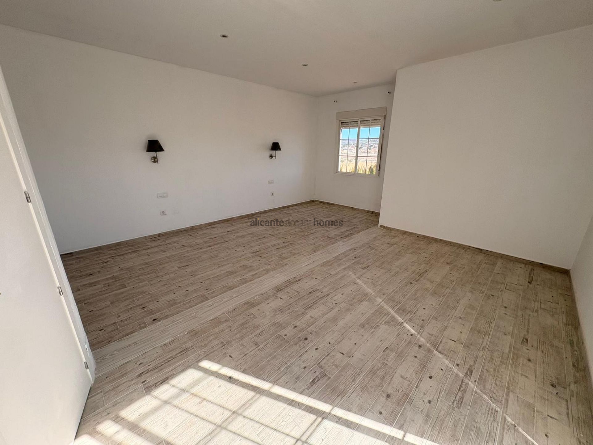 Resale - 6 Bedroom 4 Bathroom Villa in Pinoso -  - Alicante