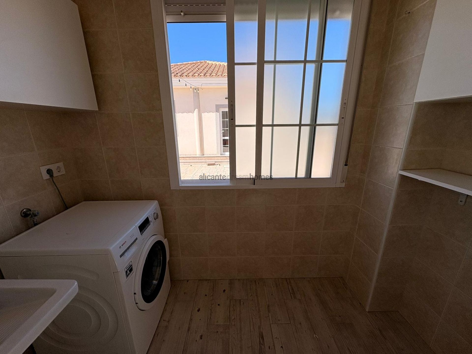 Resale - 6 Bedroom 4 Bathroom Villa in Pinoso -  - Alicante