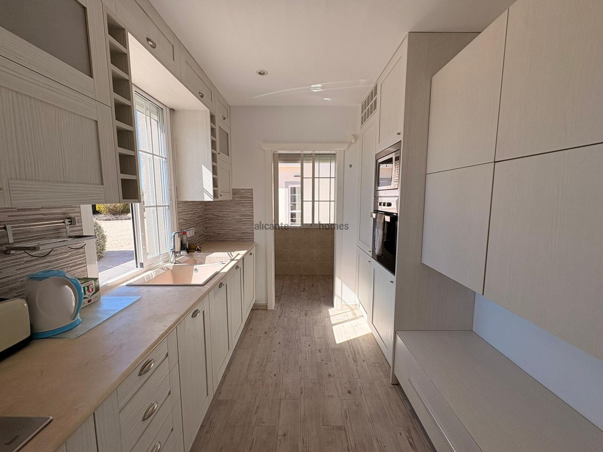 Resale - 6 Bedroom 4 Bathroom Villa in Pinoso -  - Alicante