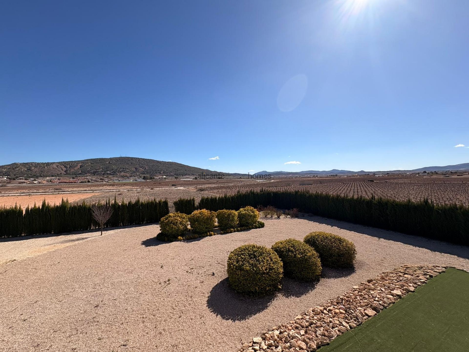 Resale - 6 Bedroom 4 Bathroom Villa in Pinoso -  - Alicante
