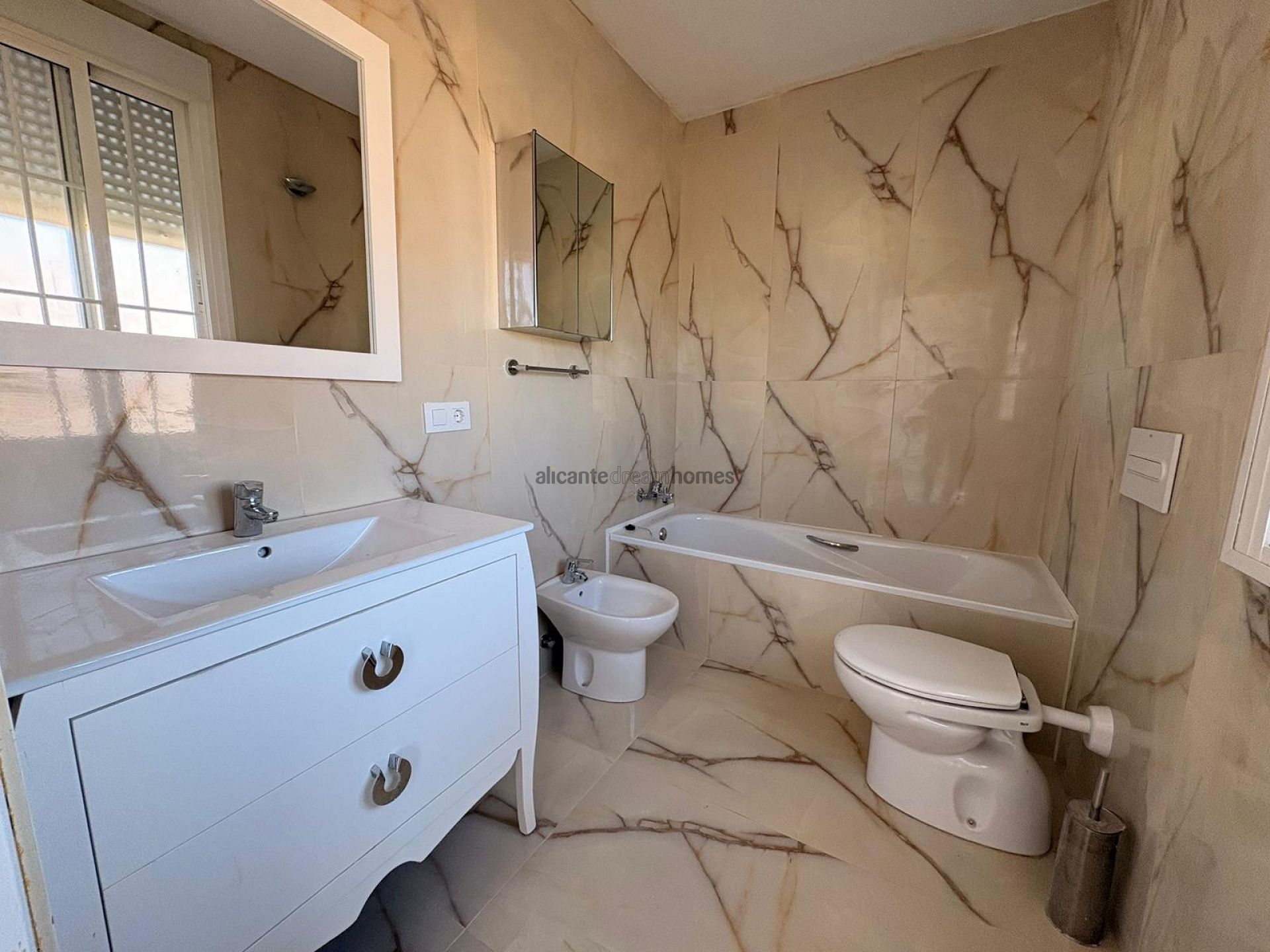 Resale - 6 Bedroom 4 Bathroom Villa in Pinoso -  - Alicante