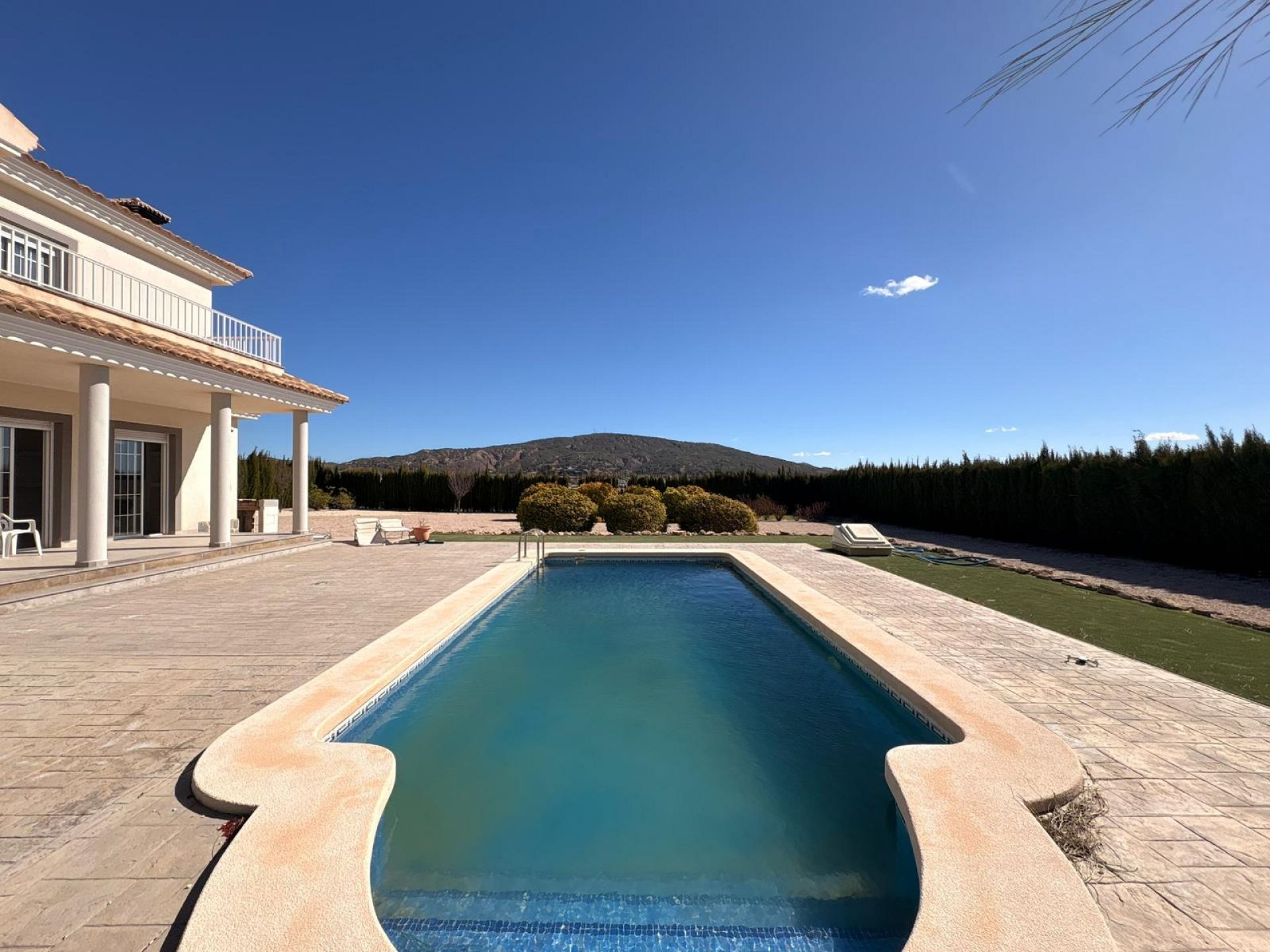 Resale - 6 Bedroom 4 Bathroom Villa in Pinoso -  - Alicante