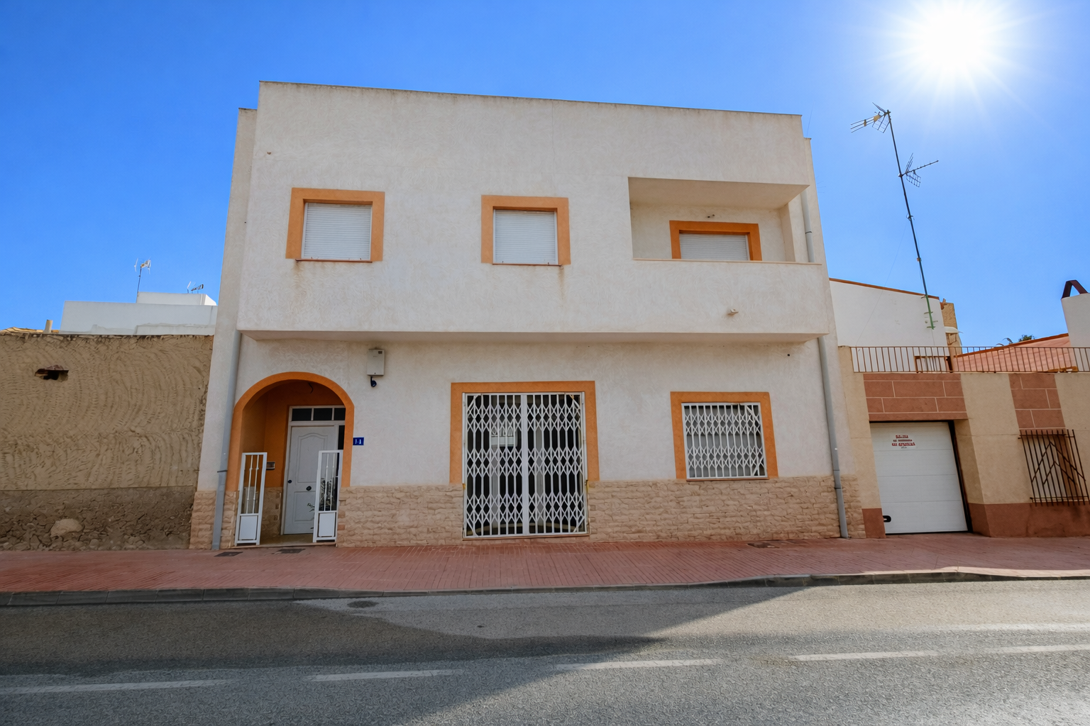 Resale - 7 Bedroom 3 Bathroom Townhouse in La Murada -  - Alicante